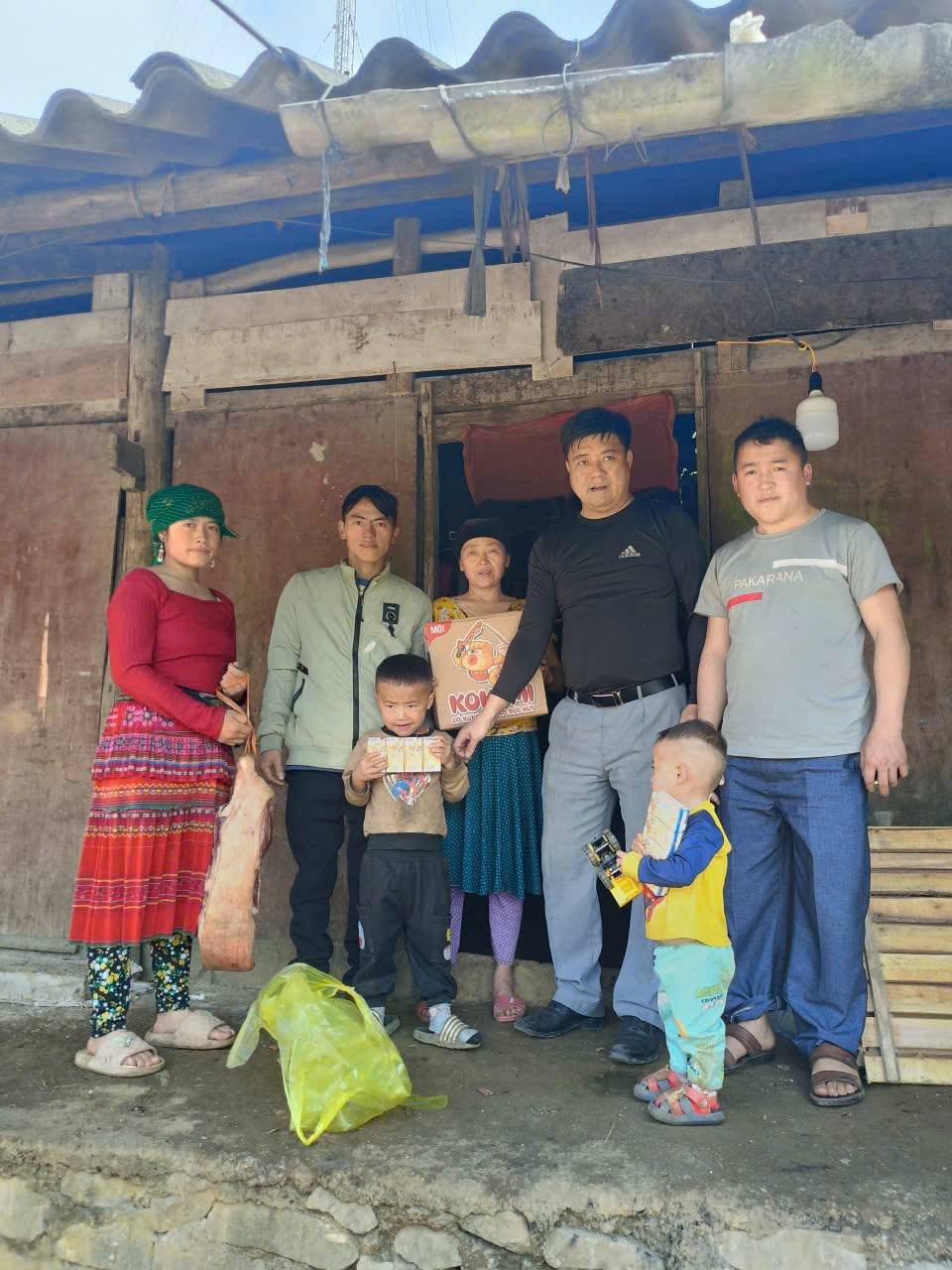 Xã Khâu Vai trao quà Tết cho hộ nghèo tại các thôn bản