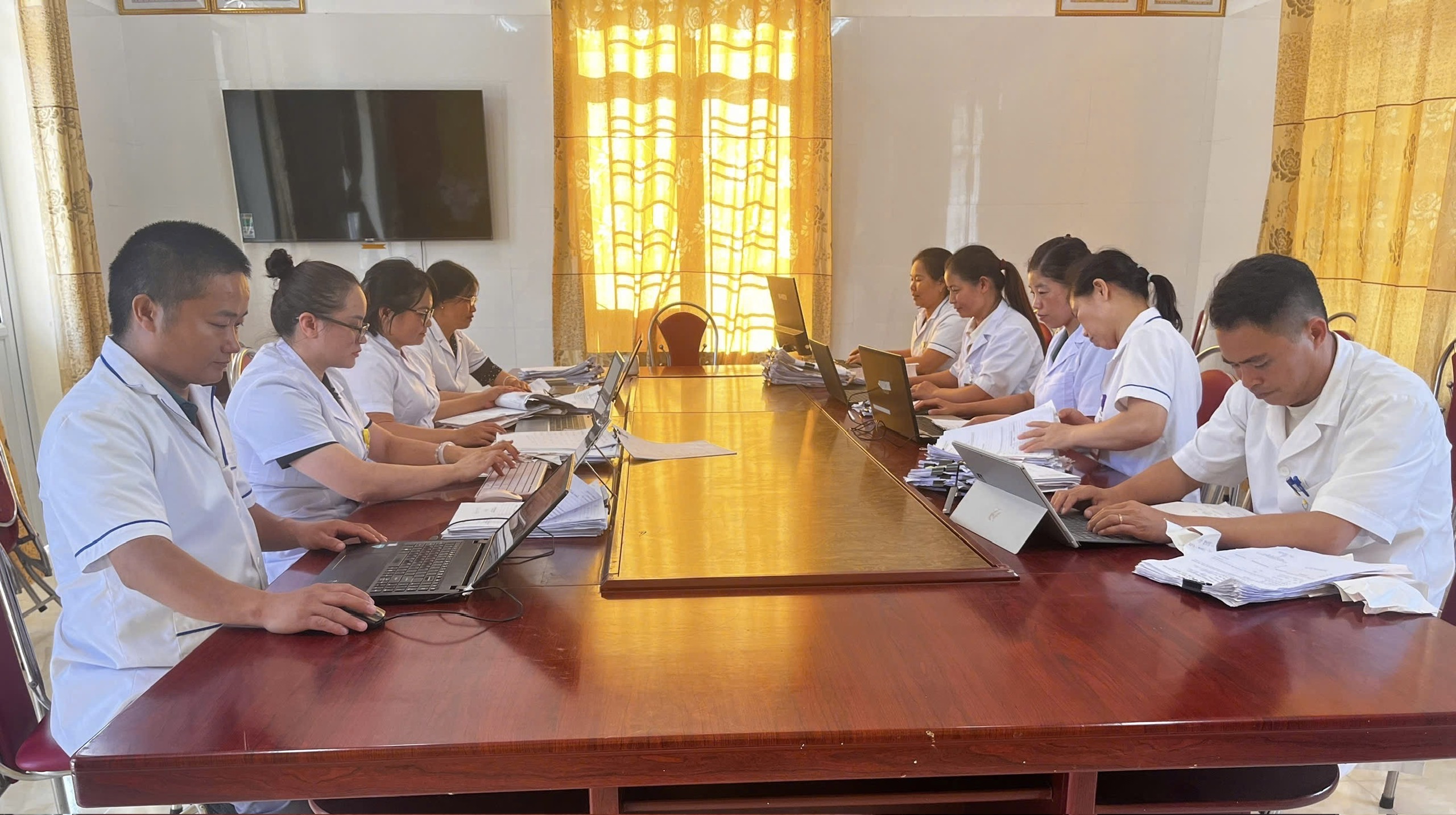 Trạm Y tế xã Nghĩa Thuận đẩy nhanh cập nhật dữ liệu khám sức khỏe toàn dân lên Sổ Sức khỏe điện tử VNeID