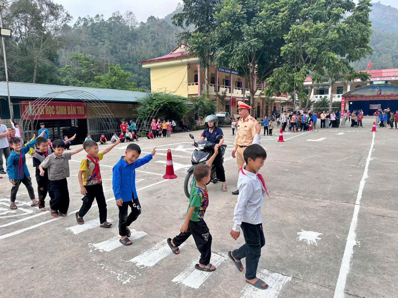 CÔNG AN XÃ LÙNG TÁM ĐẨY MẠNH TUYÊN TRUYỀN, HƯỚNG DẪN KỸ NĂNG LÁI XE AN TOÀN TẠI TRƯỜNG PTDTBT TH&THCS THÁI AN