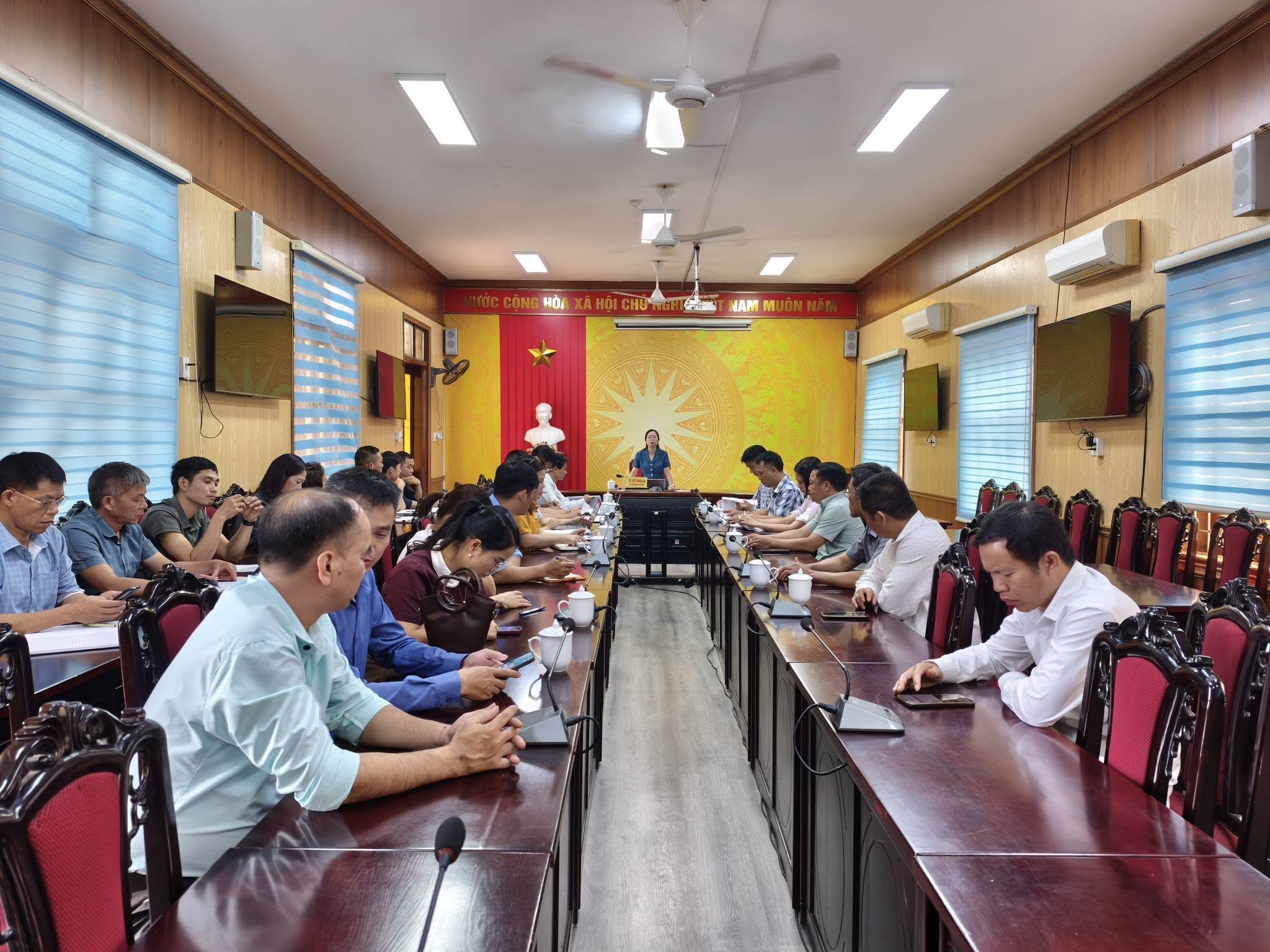 Đoàn giám sát của Ban thường vụ Đảng ủy xã đã có buổi công bố quyết định giám sát đối với Chi bộ Ủy ban nhân dân xã và các đồng chí Ủy viên Ban Chấp hành Chi bộ. 