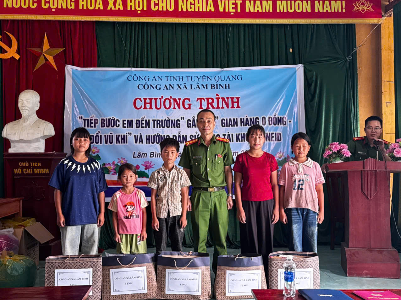 CÔNG AN XÃ LÂM BÌNH TỔ CHỨC CHƯƠNG TRÌNH “TIẾP BƯỚC EM ĐẾN TRƯỜNG” – “GIAN HÀNG 0 ĐỒNG – ĐỔI VŨ KHÍ”