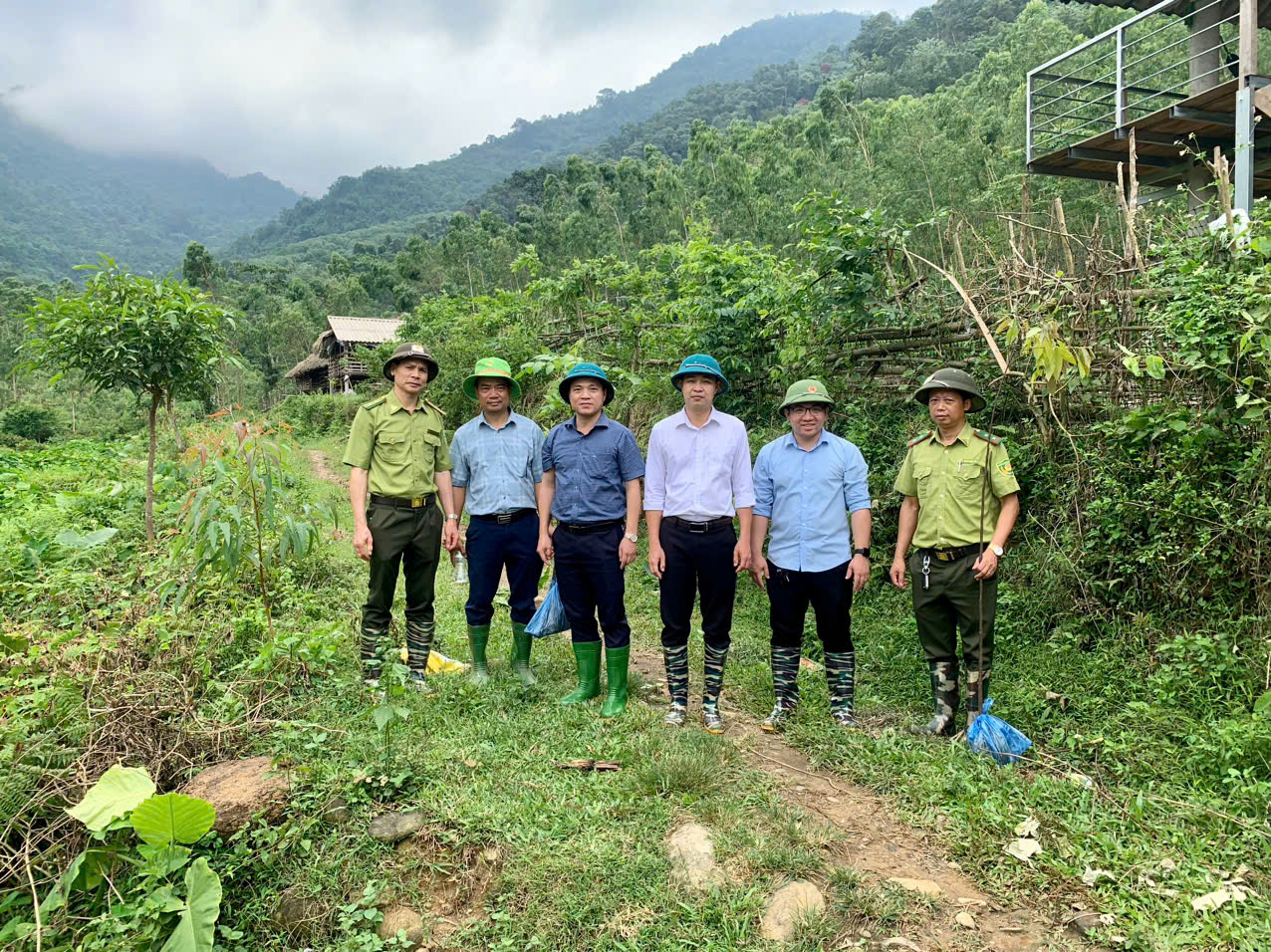 Ngày 08/5, UBND xã Đông Thọ đã phối hợp với Hạt Kiểm lâm khu vực I tổ chức triển khai hoạt động trồng bổ sung một số loài cây bản địa (Cây Chò chỉ) tại khu vực rừng tự nhiên phòng hộ trên địa bàn xã.