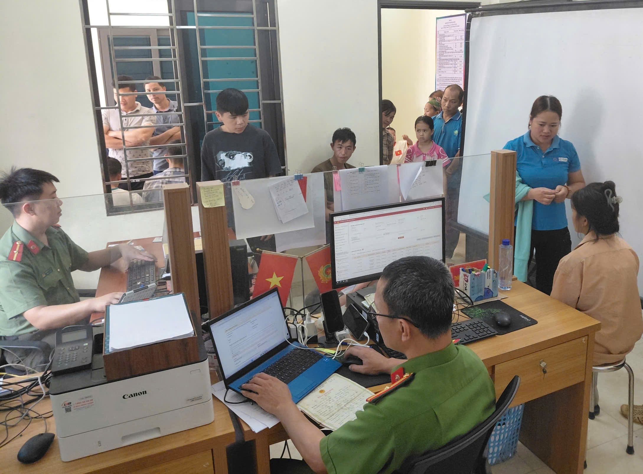 Công an xã Tát Ngà duy trì cấp tài khoản định danh điện tử phục vụ nhân dân