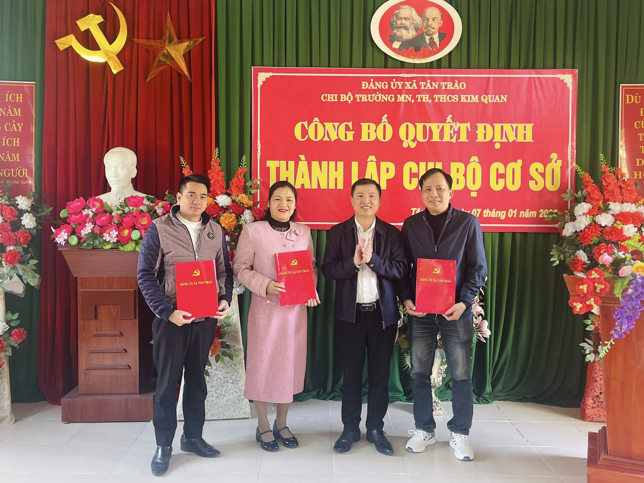 Đảng ủy xã Tân Trào công bố các quyết định thành lập chi bộ cơ sở