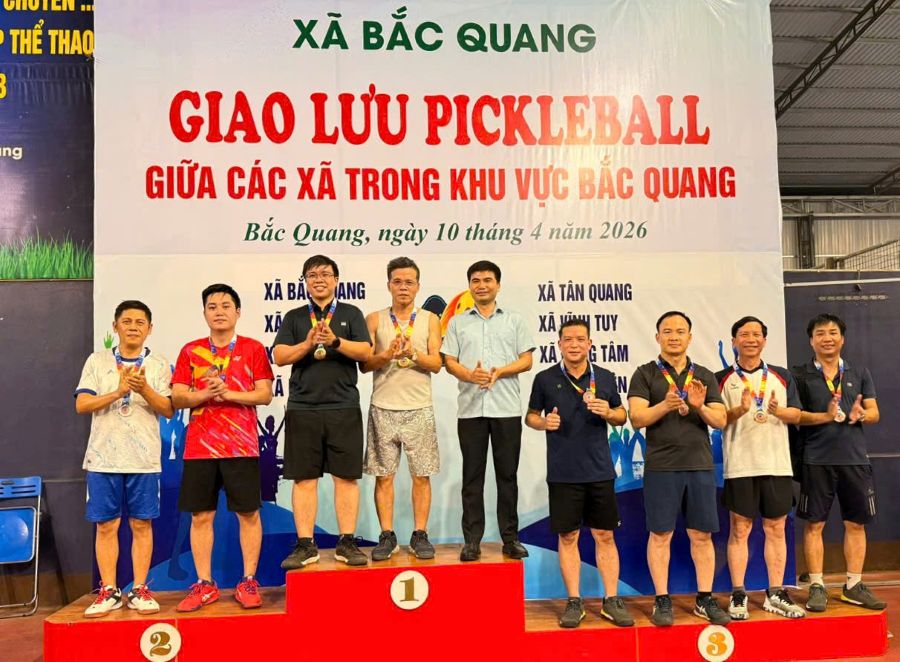 Giao hữu Pickle ball giữa các xã trong khu vực Bắc Quang