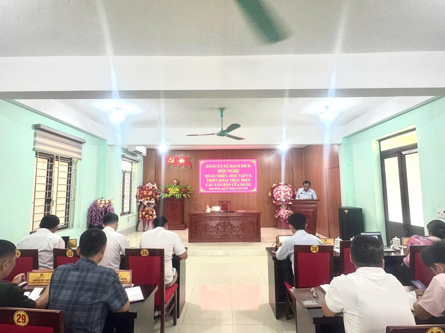ĐẢNG ỦY XÃ BẠCH ĐÍCH TỔ CHỨC HỘI NGHỊ NGHIÊN CỨU, HỌC TẬP, QUÁN TRIỆT VÀ TRIỂN KHAI THỰC HIỆN CÁC VĂN BẢN CỦA ĐẢNG