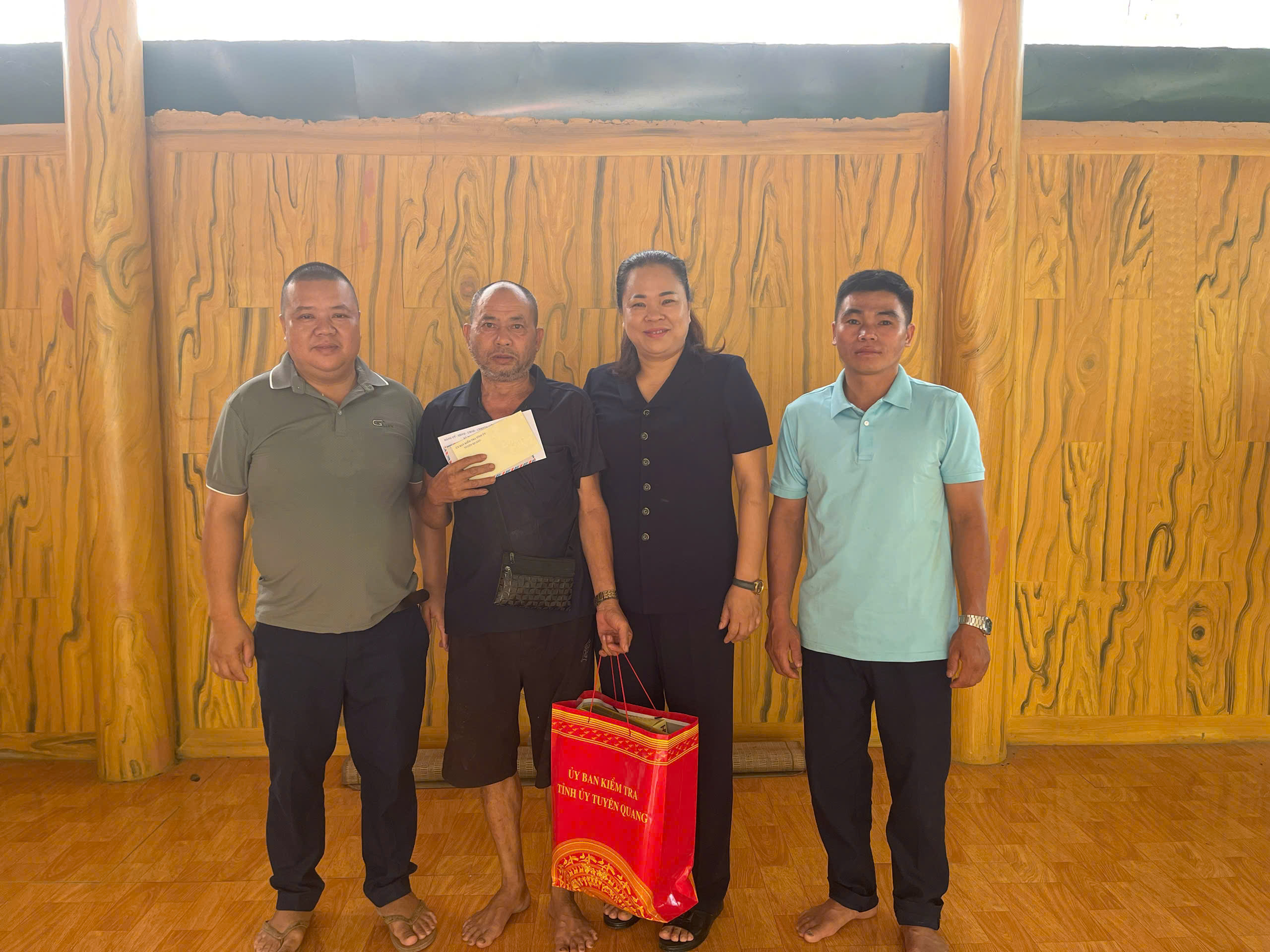 Lãnh đạo xã Thượng Sơn thăm, tặng quà người có công tại thôn Vằng Luông nhân kỷ niệm 79 năm Ngày Thương binh - Liệt sĩ