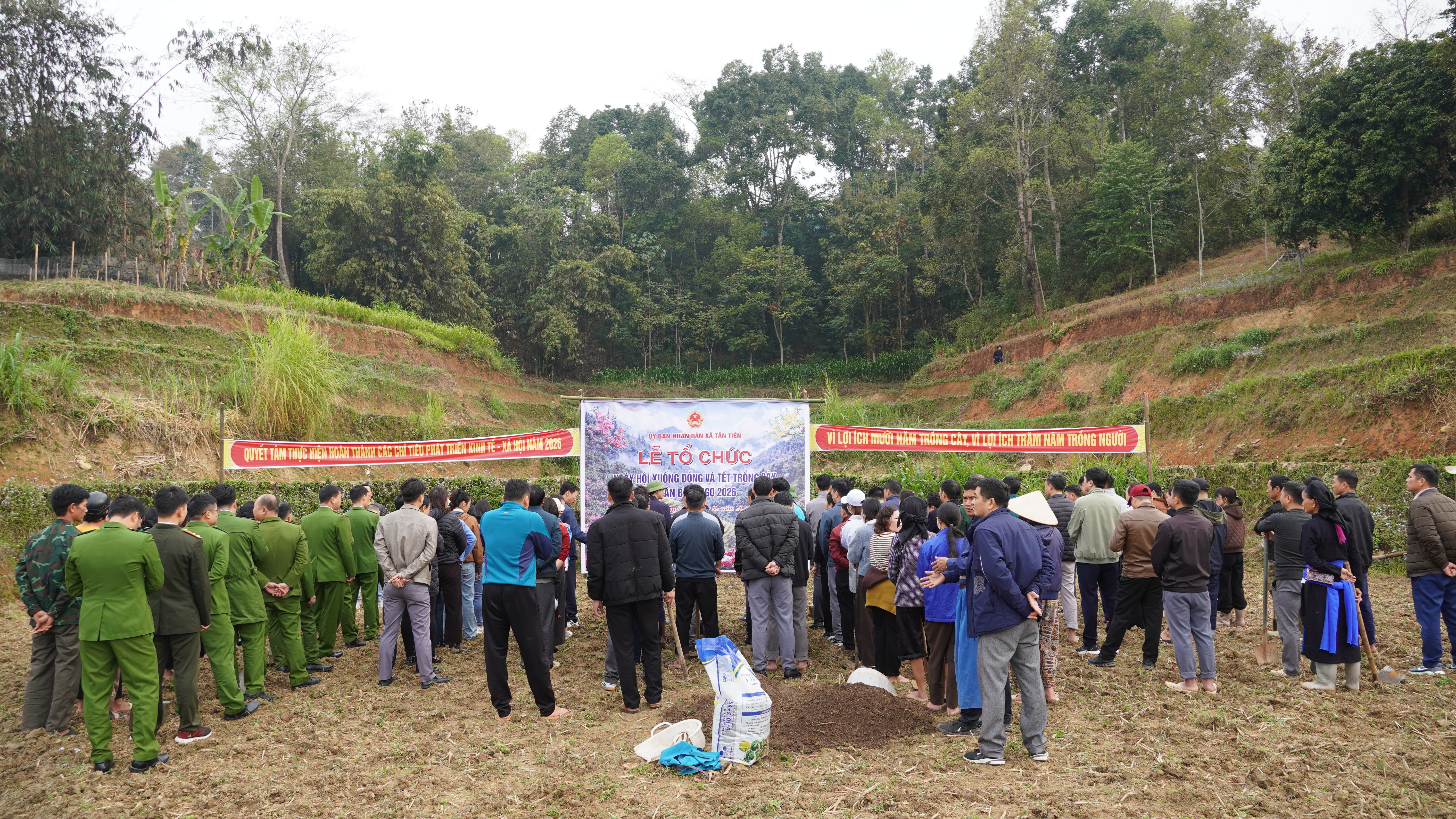 Xã Tân Tiến tổ chức ngày hội xuống đồng và Tết trồng cây xuân Bính Ngọ 2026