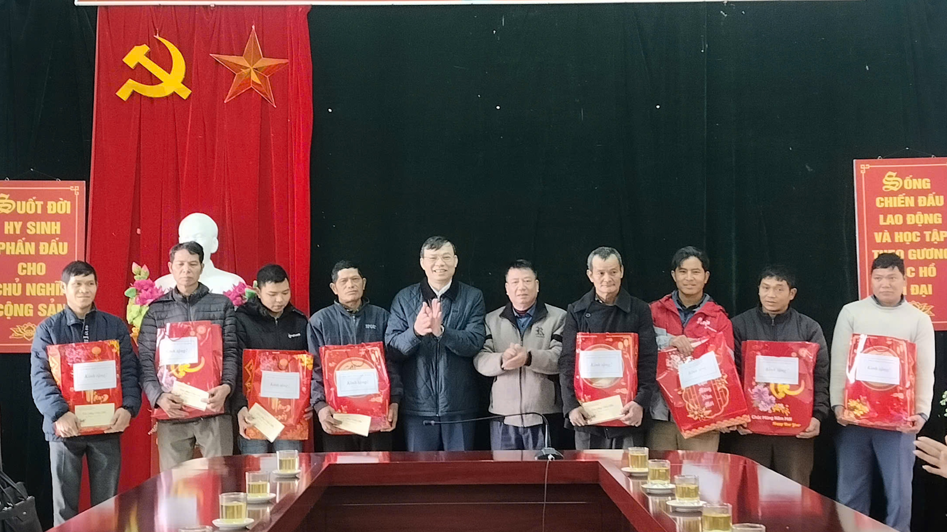 LÃNH ĐẠO TỈNH TUYÊN QUANG THĂM, CHÚC TẾT VÀ TRAO QUÀ CHO HỘ NGHÈO XÃ BẢN MÁY