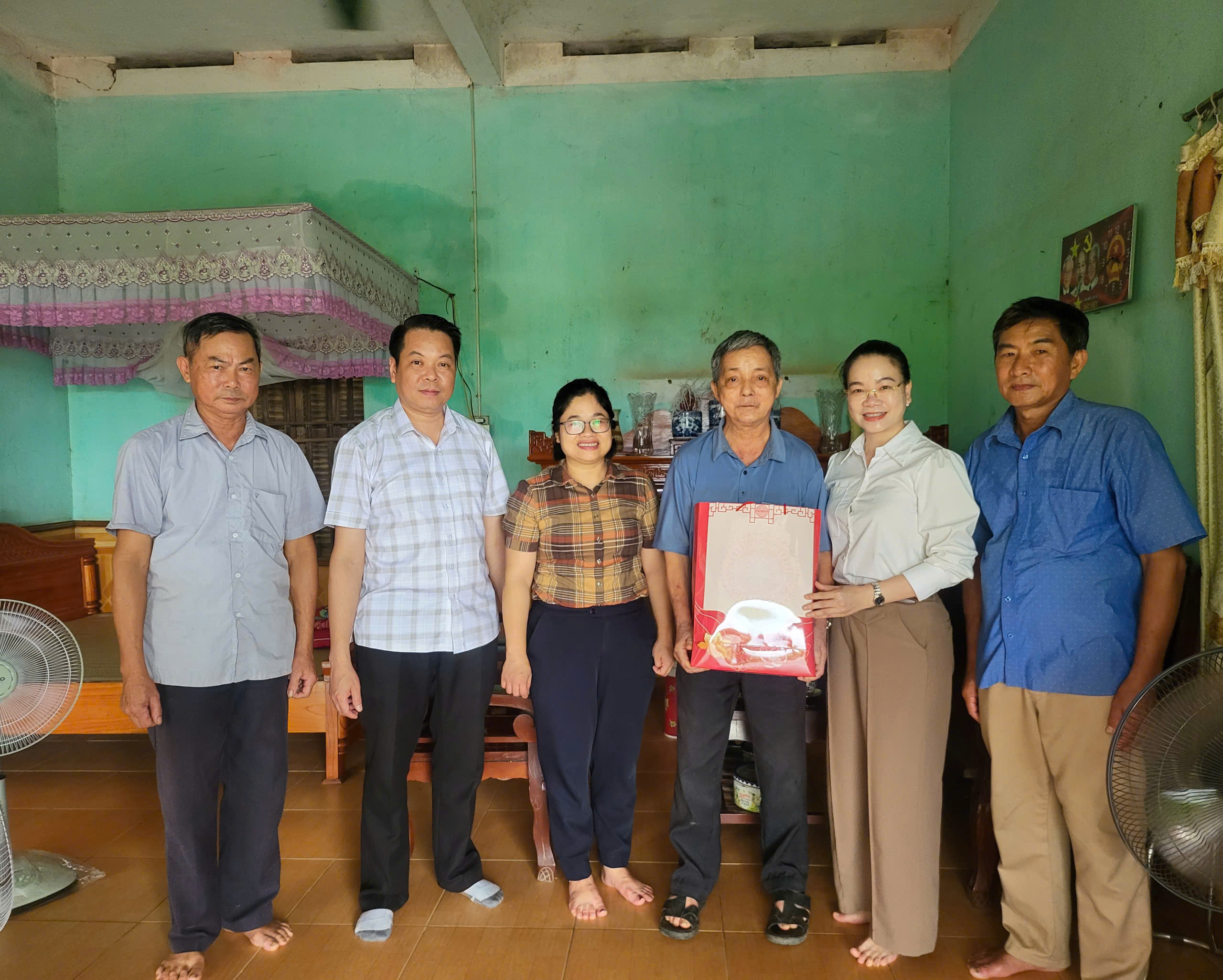 Phường An Tường: Tổ chức các hoạt động thăm hỏi, tặng quà các gia đình chính sách nhân kỷ niệm 78 năm Ngày Thương binh Liệt sĩ.