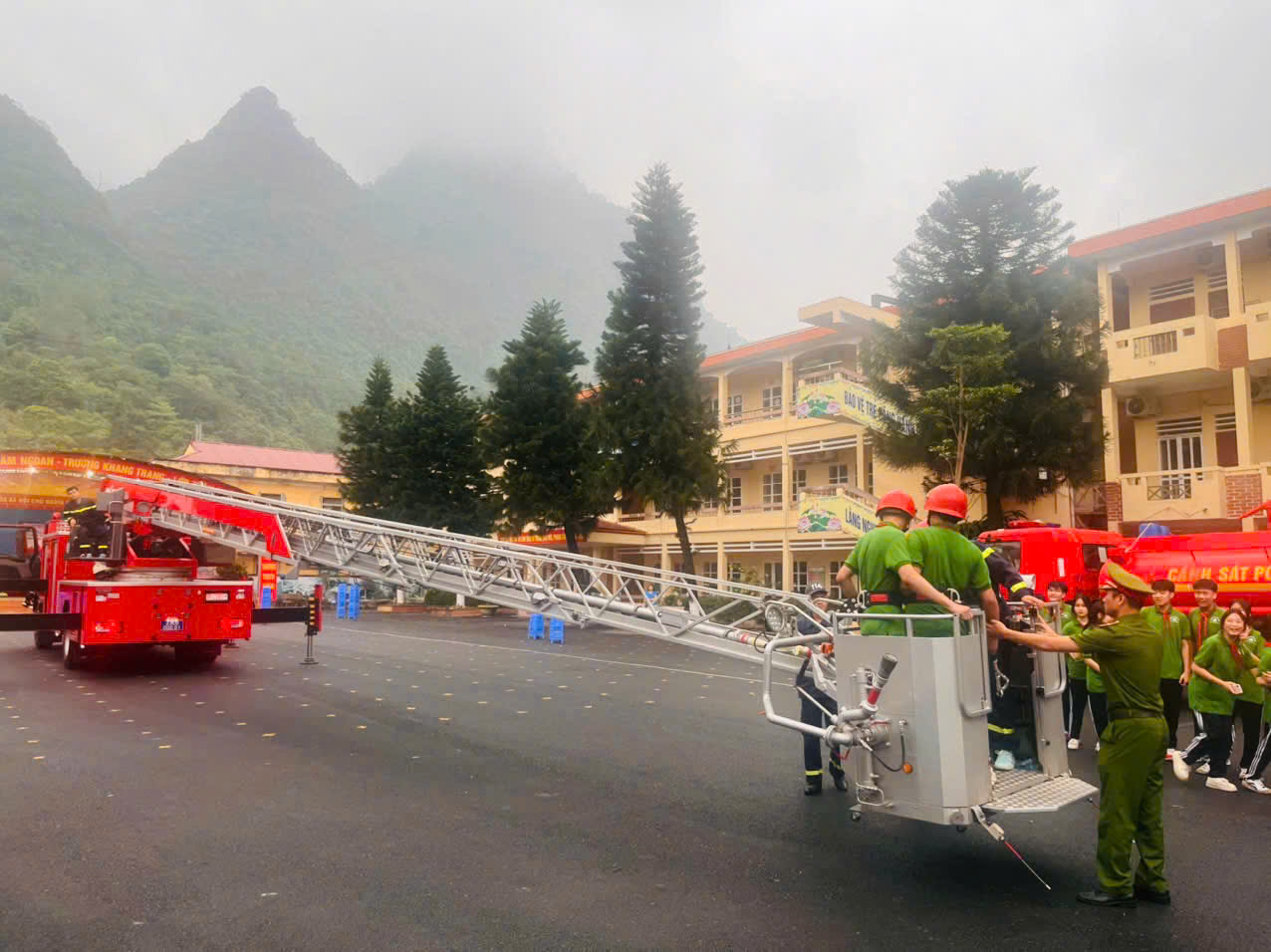 TRẢI NGHIỆM THỰC HÀNH CHỮA CHÁY VÀ CỨU NẠN, CỨU HỘ TẠI TRƯỜNG THCS MINH KHAI