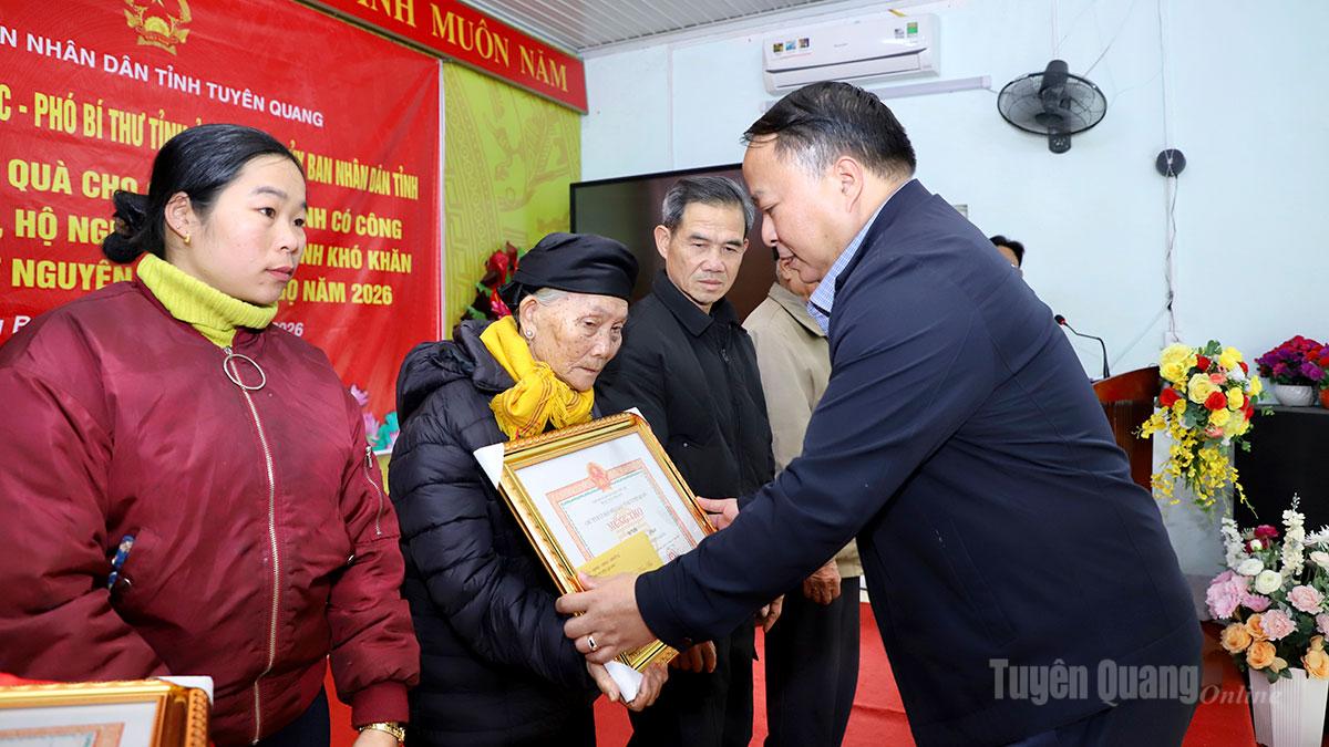 Chủ tịch UBND tỉnh Phan Huy Ngọc thăm, tặng quà Tết một số địa phương, đơn vị trên địa bàn tỉnh