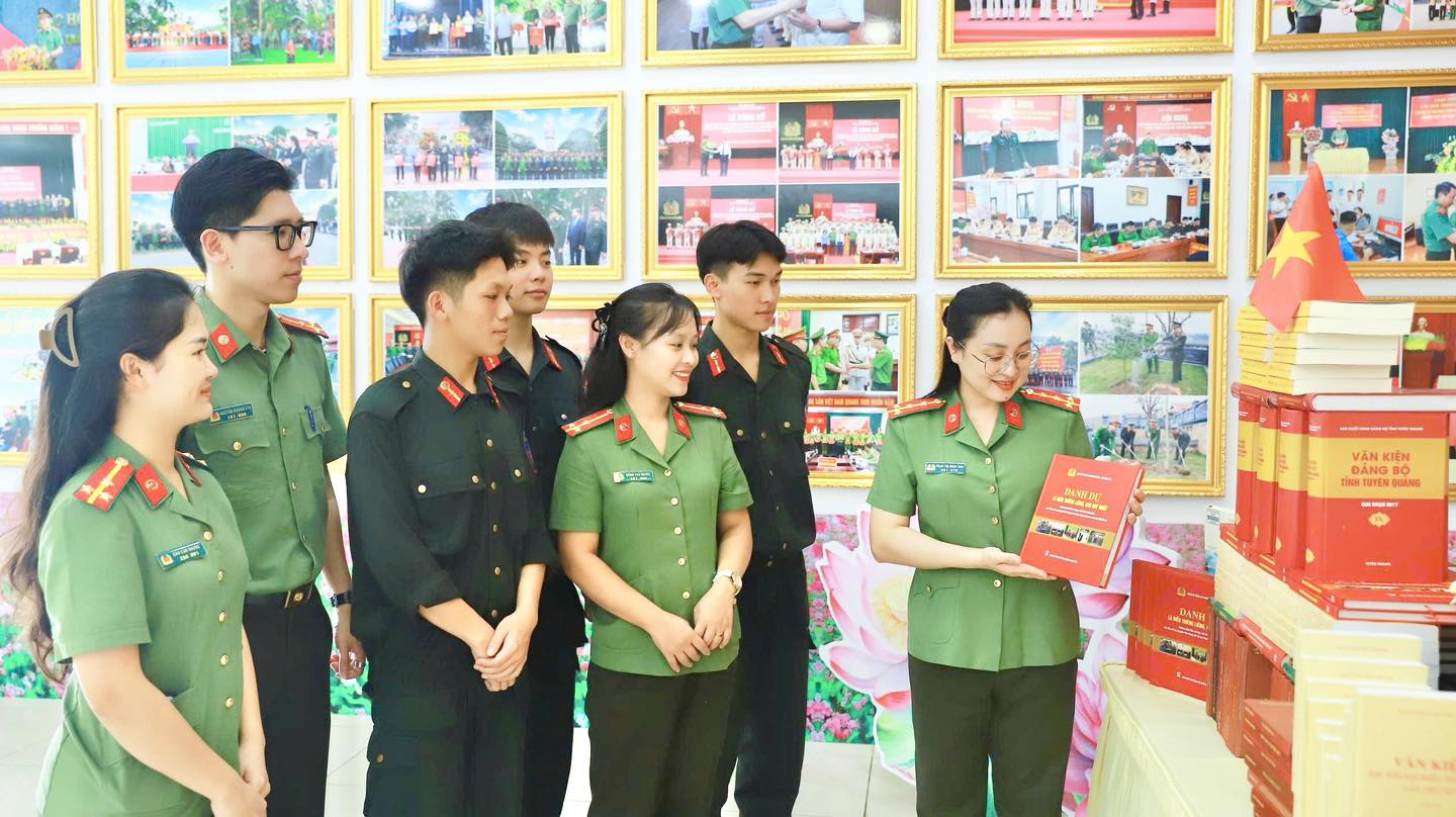 TUỔI TRẺ CÔNG AN TUYÊN QUANG HƯỞNG ỨNG NGÀY VĂN HÓA ĐỌC VIỆT NAM 21/4 