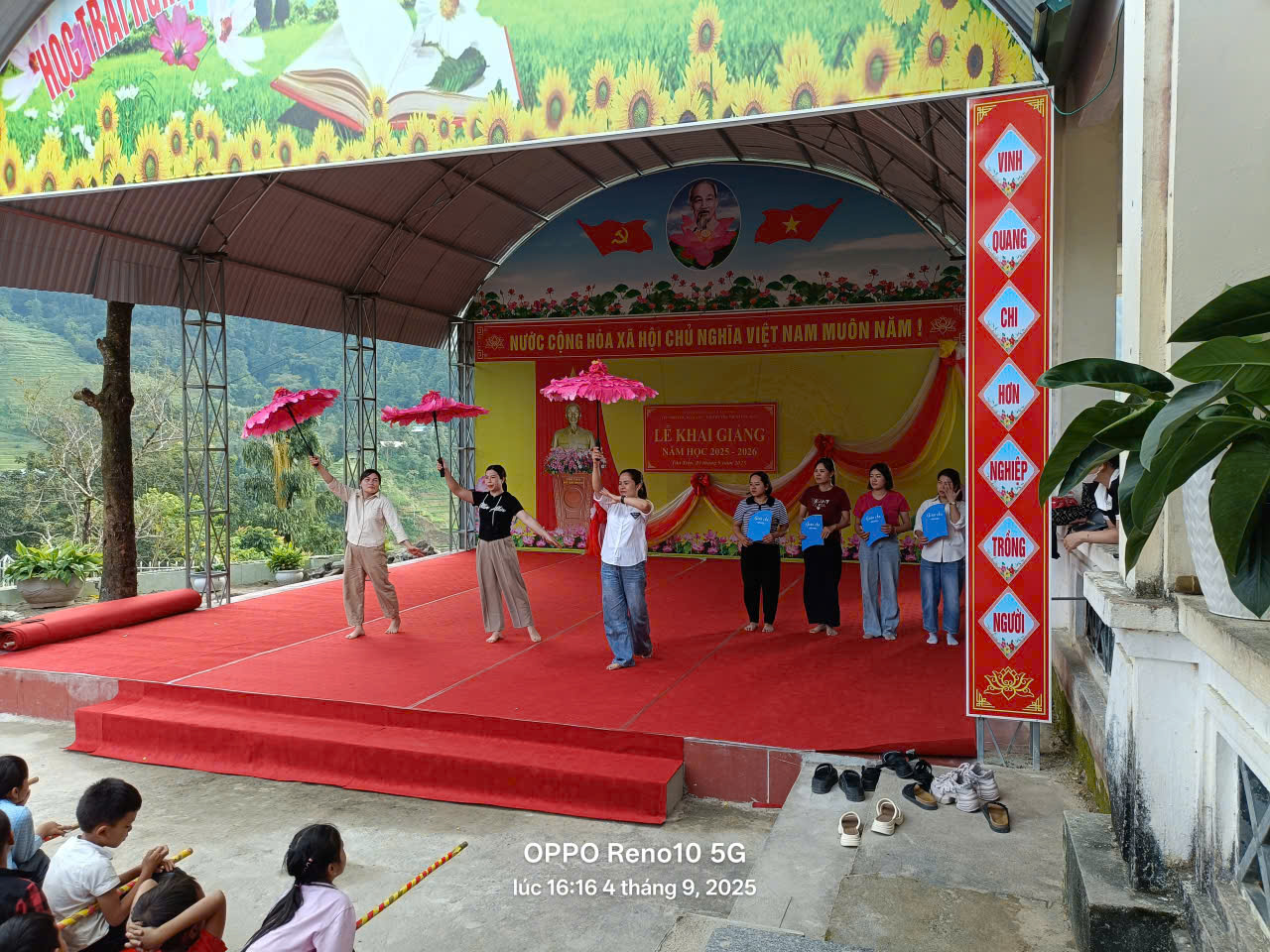 1. co tro truong ts chuan bi van nghe.jpg