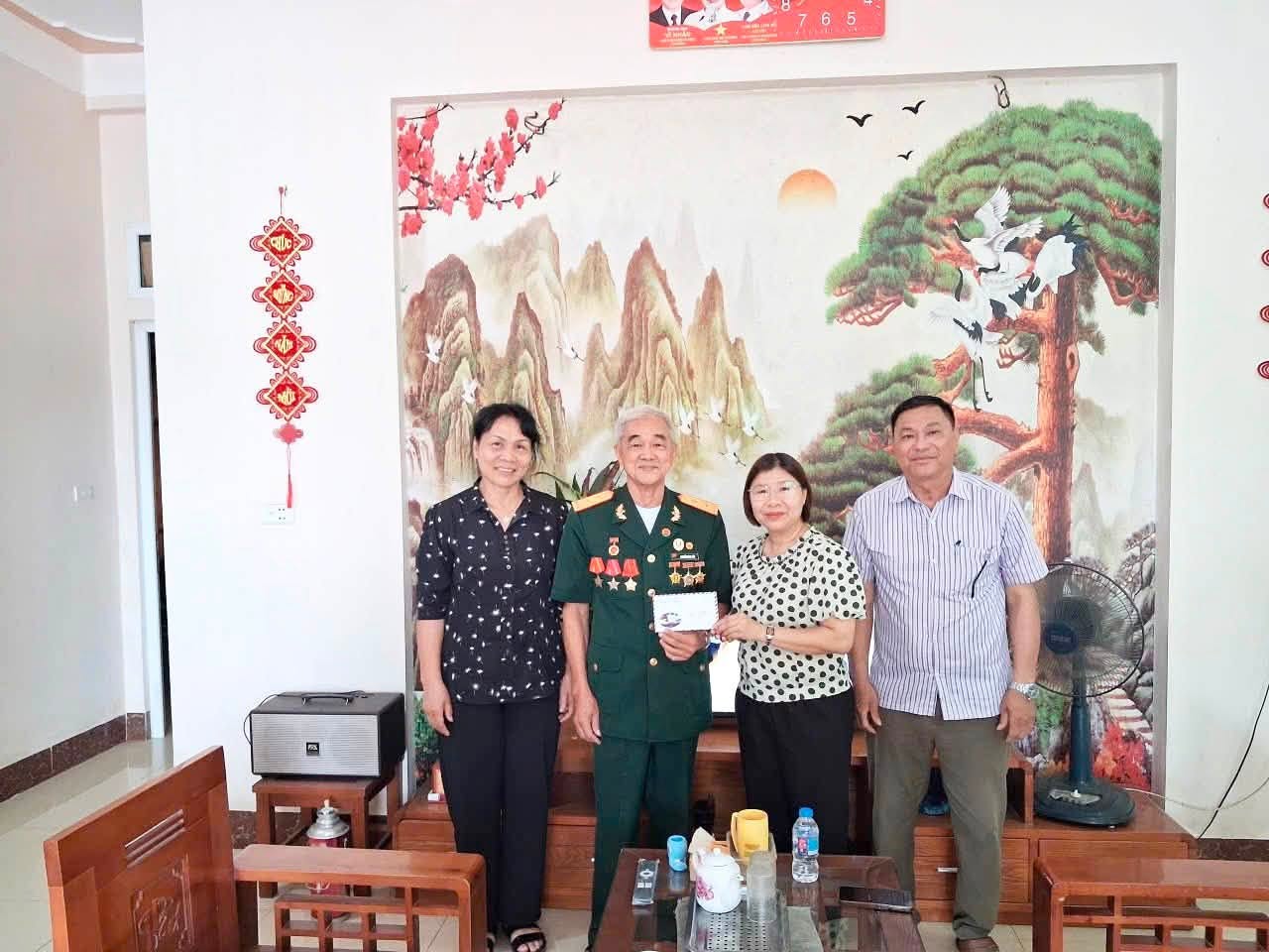 Hội nông dân phường thăm hỏi, tặng quà gia đình thương binh, liệt sỹ, gia đình chính sách