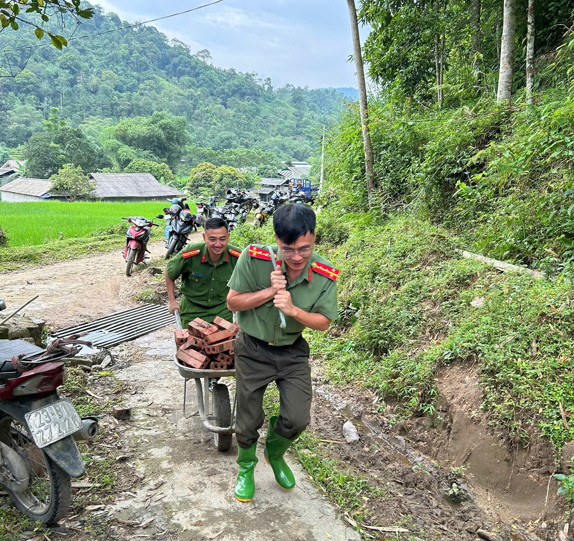 CHUNG TAY HỖ TRỢ XÂY DỰNG NHÀ Ở CHO GIA ĐÌNH THƯƠNG BINH TẠI THÔN PHÌN HỒ