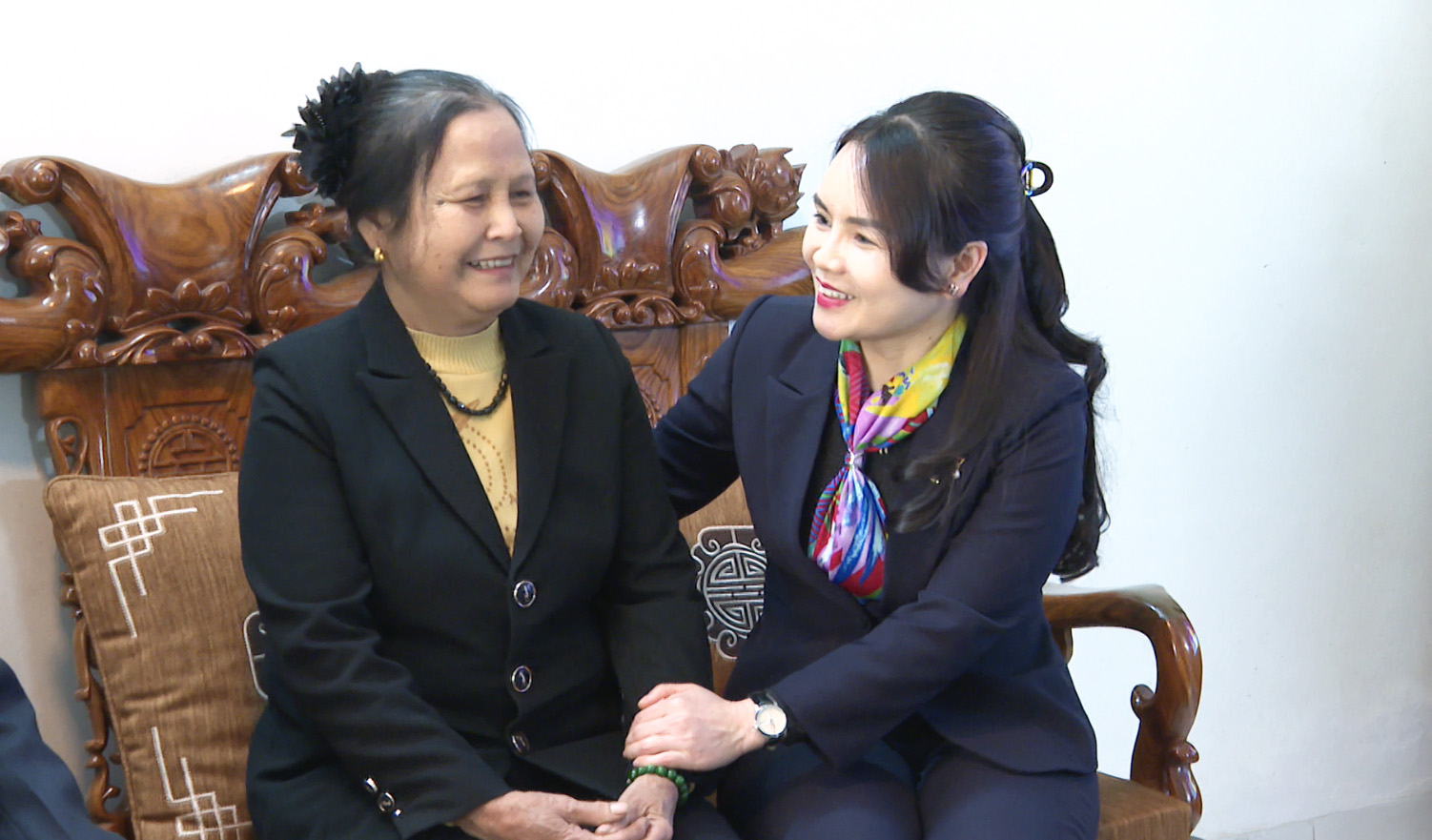 Đồng chí Bí thư Đảng ủy xã thăm, tặng quà người có công dịp Tết Bính Ngọ 2026 