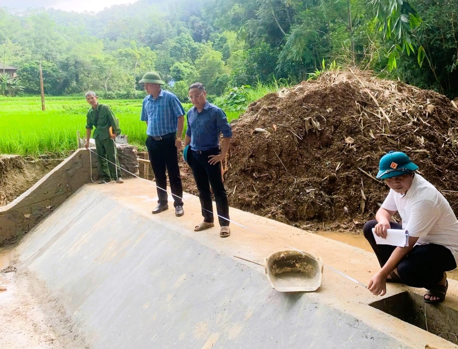 Chủ tịch UBND xã Đồng Yên kiểm tra tiến độ thi công công trình xây dựng cụm 8 nhánh k ênh mương thủy lợi tại thôn Vĩnh Trùng