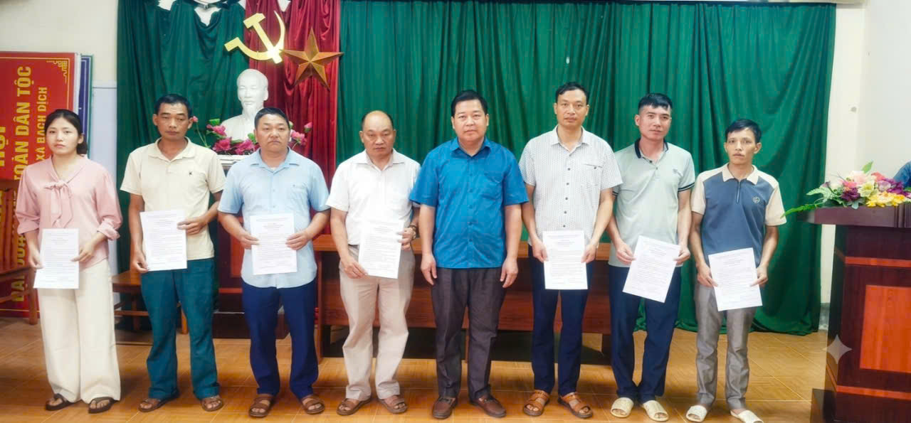 ĐỒNG CHÍ CHỦ NHIỆM UBKT ĐẢNG ỦY XÃ BẠCH ĐÍCH CÔNG BỐ QUYẾT ĐỊNH THÀNH LẬP CHI BỘ THÔN NA SÀNG VÀ CHI BỘ THÔN SỦNG SỬ