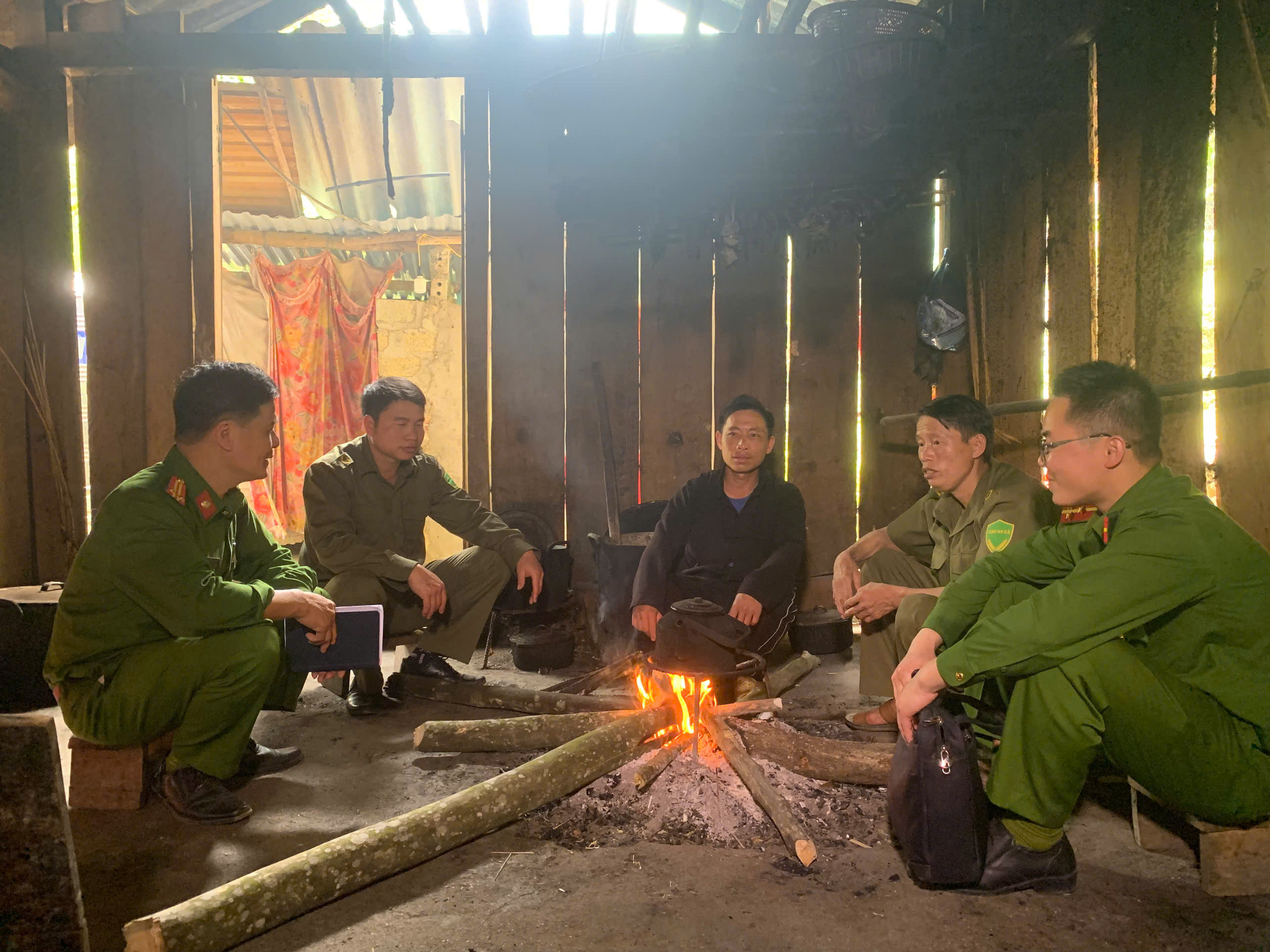 CÂY MUỐN LẶNG NHƯNG GIÓ CHẲNG DỪNG