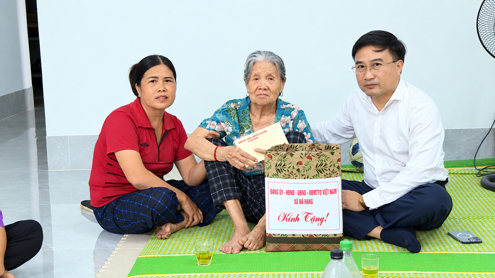 Đồng chí Bí thư Đảng ủy xã - Phạm Mạnh Duyệt thăm hỏi, tặng quà người cao tuổi tại thôn Hang Khào