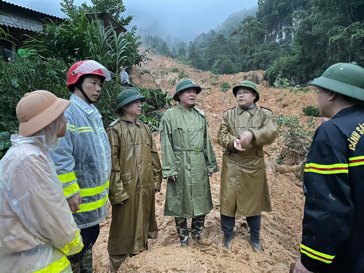 LÃNH ĐẠO CÔNG AN TỈNH TRỰC TIẾP CHỈ ĐẠO TÌM KIẾM NGƯỜI MẤT TÍCH TRONG VỤ SẠT LỞ TẠI XÃ LŨNG CÚ