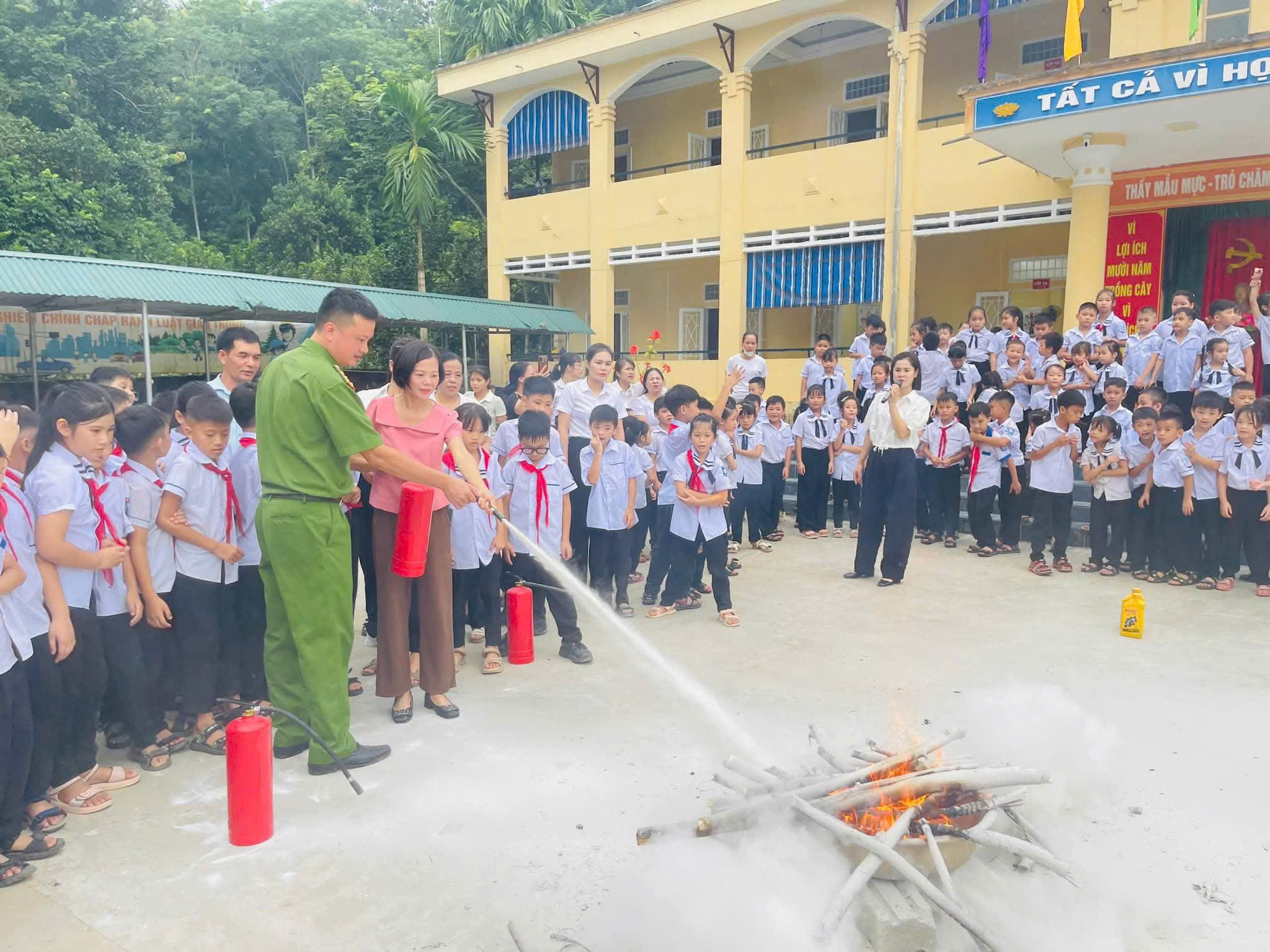 TÂN LONG - TĂNG CƯỜNG TUYÊN TRUYỀN, BẢO ĐẢM AN TOÀN PCCC TẠI CÁC TRƯỜNG HỌC