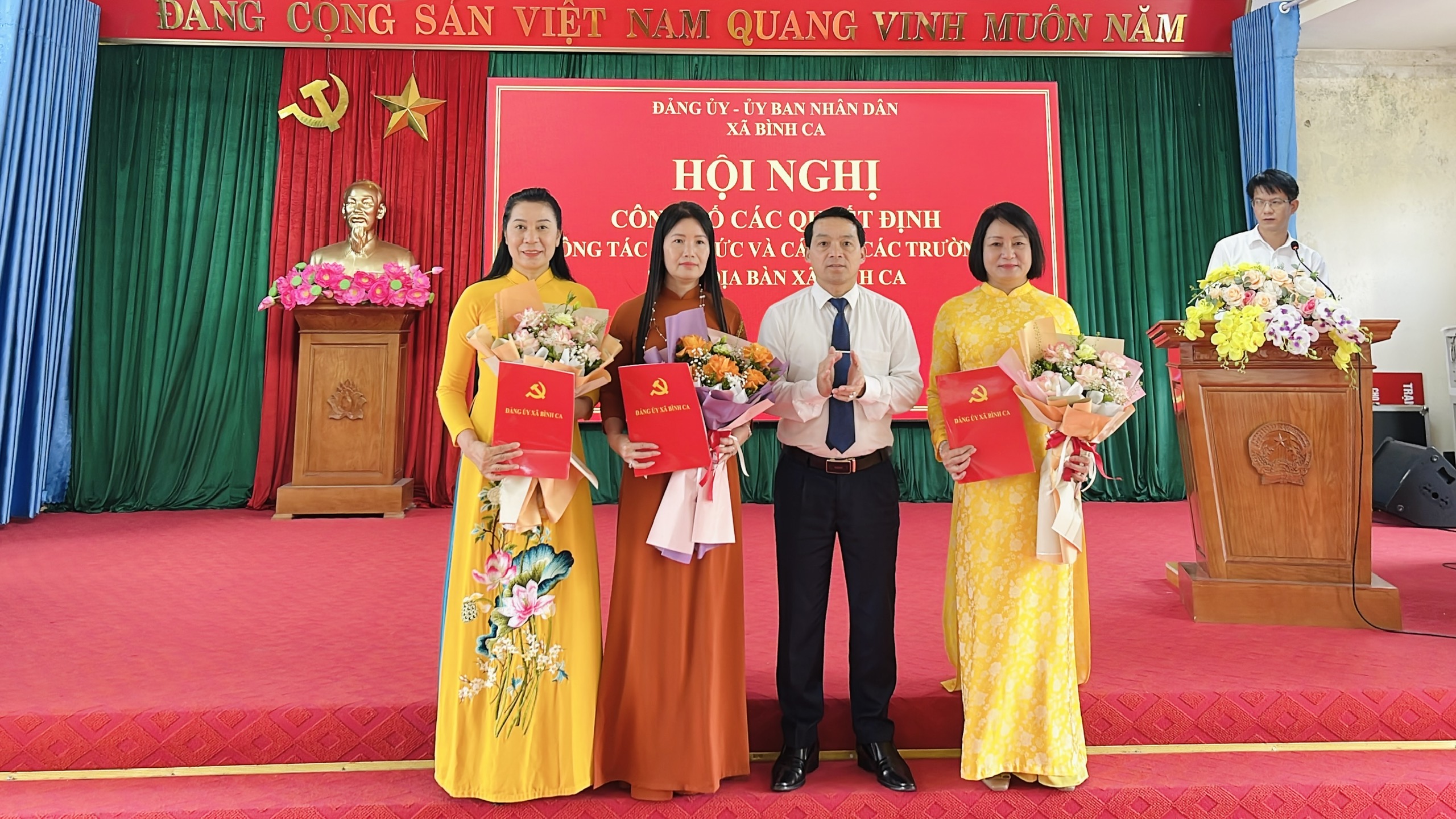 Bình Ca công bố các quyết định sắp xếp, kiện toàn tổ chức và cán bộ các trường học