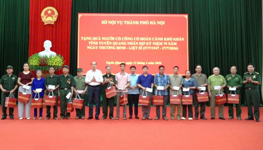 Đoàn công tác Thành phố Hà Nội thăm, tặng quà người có công tại xã Bắc Quang