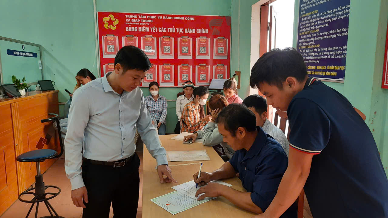 Xã Giáp Trung đẩy mạnh ứng dụng công nghệ thông tin trong cải cách thủ tục hành chính