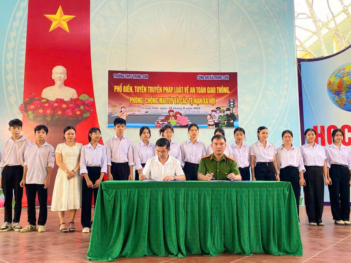CÔNG AN XÃ TRUNG SƠN PHỐI HỢP TRƯỜNG THPT TRUNG SƠN TUYÊN TRUYỀN AN TOÀN GIAO THÔNG - PHÒNG CHỐNG MA TUÝ, TỆ NẠN XÃ HỘI