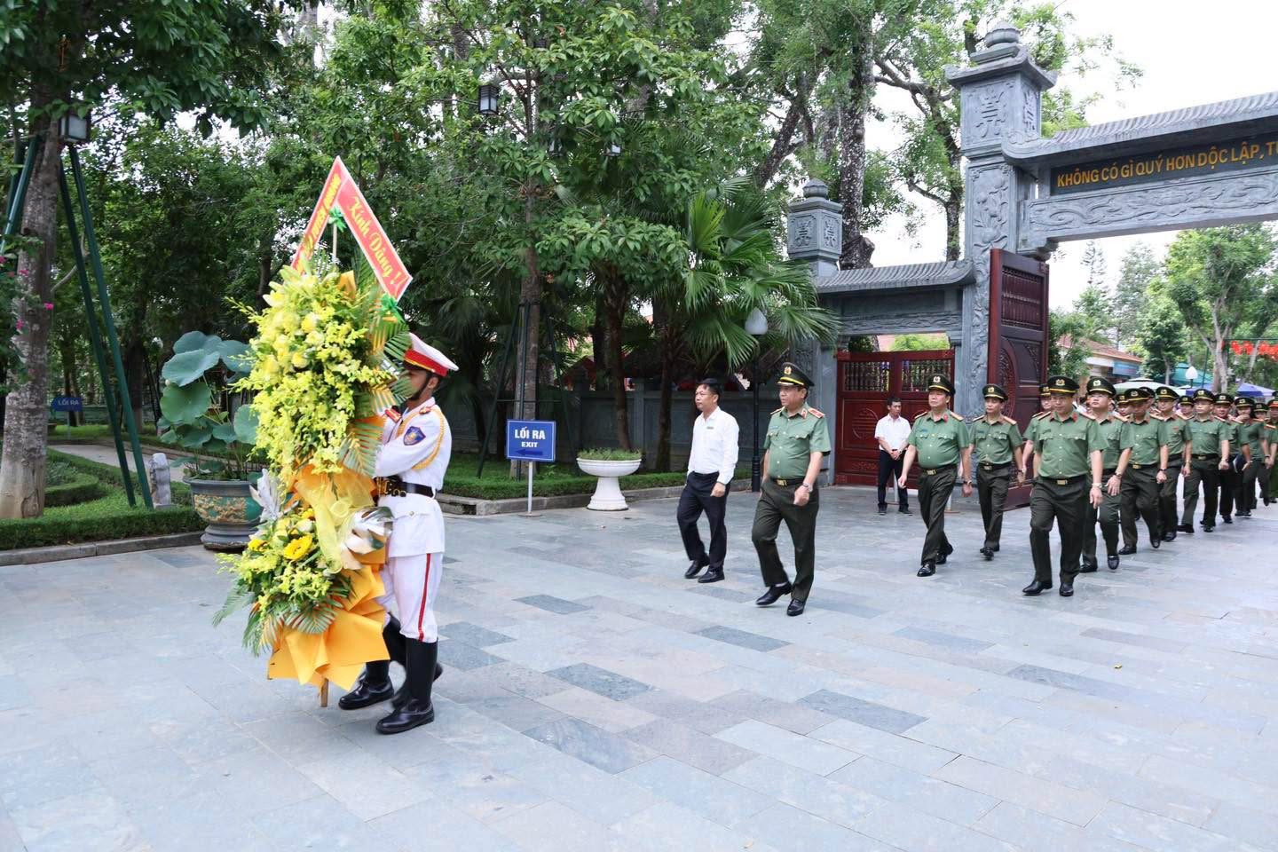 CÔNG AN TỈNH TUYÊN QUANG TỔ CHỨC CÁC HOẠT ĐỘNG SINH HOẠT CHÍNH TRỊ TẠI TỈNH NGHỆ AN - HÀ TĨNH