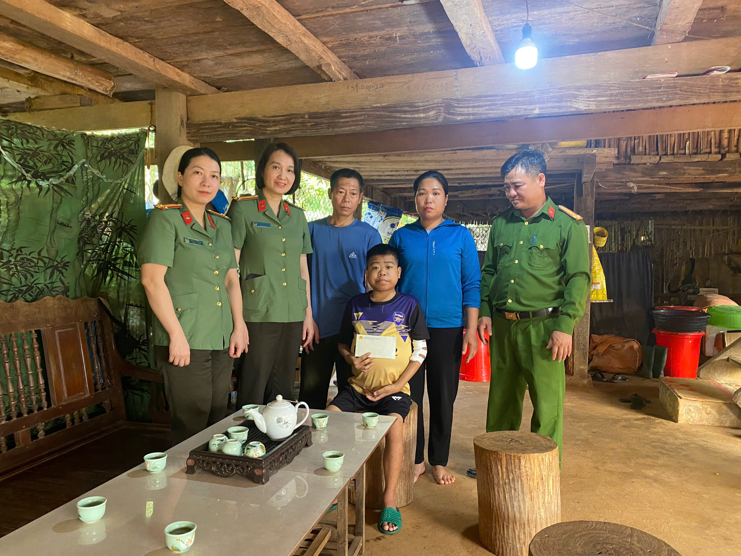 CÔNG AN PHƯỜNG HÀ GIANG 2 - GẦN DÂN NHẤT: THĂM HỎI, ĐỘNG VIÊN VÀ TRAO QUÀ CHO EM NGUYỄN TRÙNG THƯƠNG