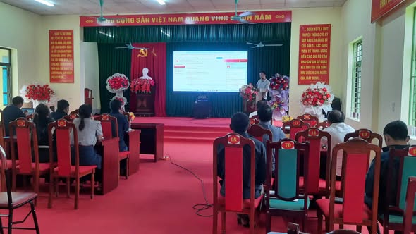 Ban Xây dựng Đảng xã Lũng Phìn tổ chức hội nghị hướng dẫn nghiệp vụ công tác xây dựng Đảng cho các chi bộ thôn sau sắp xếp