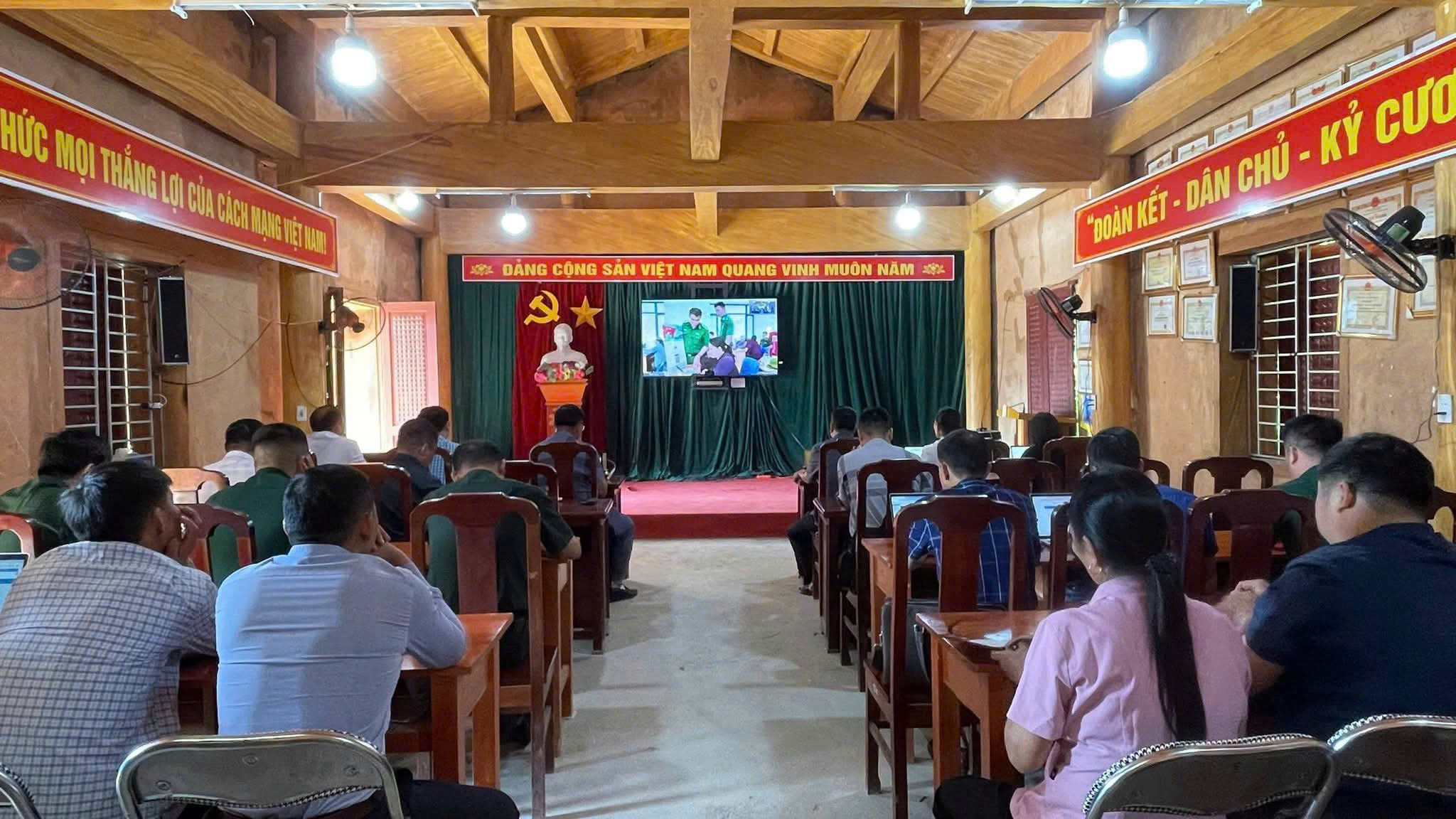 ĐẢNG ỦY XÃ BẢN MÁY THAM DỰ HỘI NGHỊ TOÀN QUỐC NGHIÊN CỨU, HỌC TẬP, QUÁN TRIỆT VÀ TRIỂN KHAI CÁC NGHỊ QUYẾT, CHỈ THỊ CỦA BỘ CHÍNH TRỊ