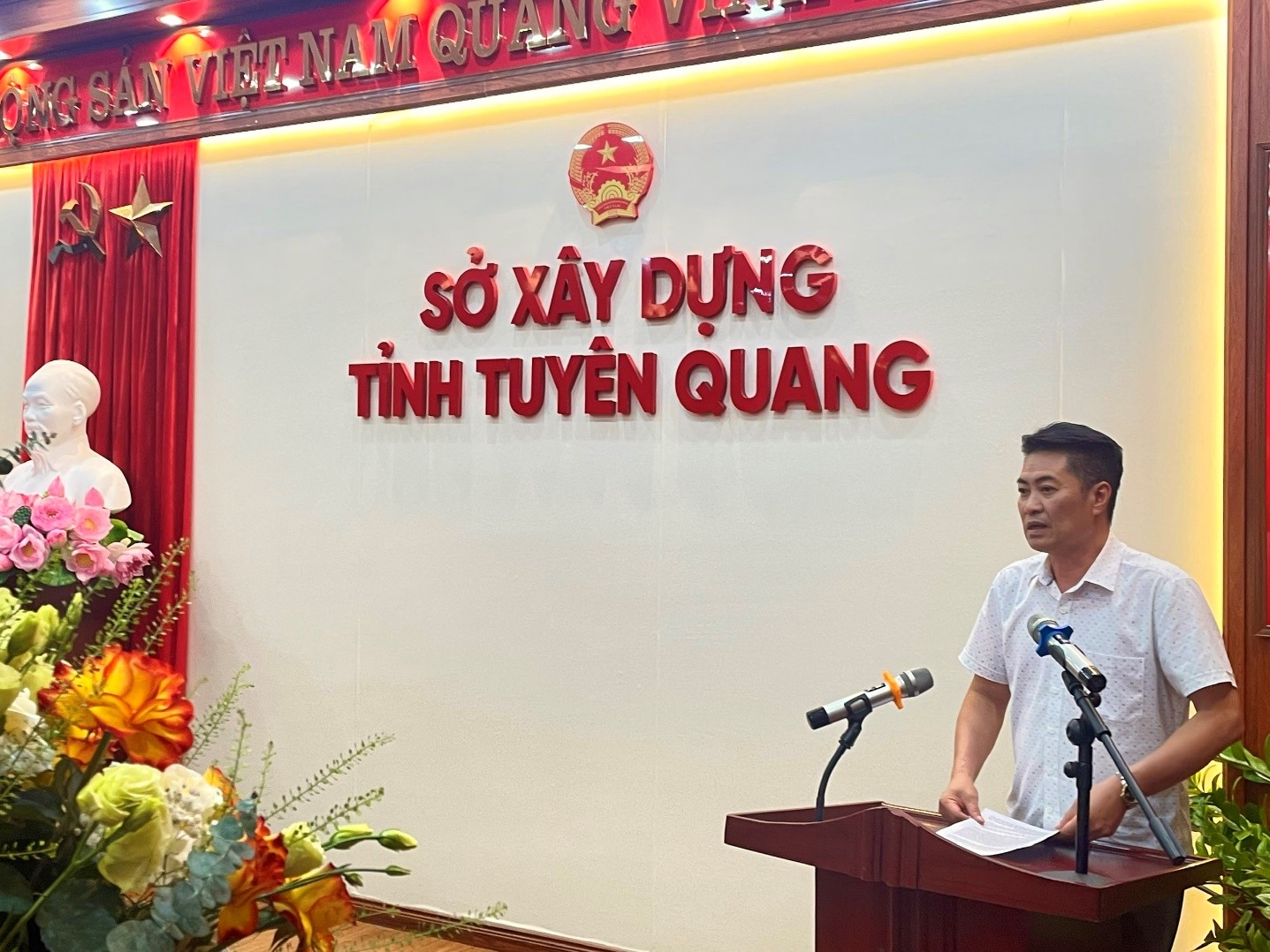 Đồng chí Lê Thanh Sơn, Bí thư Đảng uỷ, Giám đốc Sở phát biểu ghi nhận những đóng góp của đồng chí Trần Văn Sang
