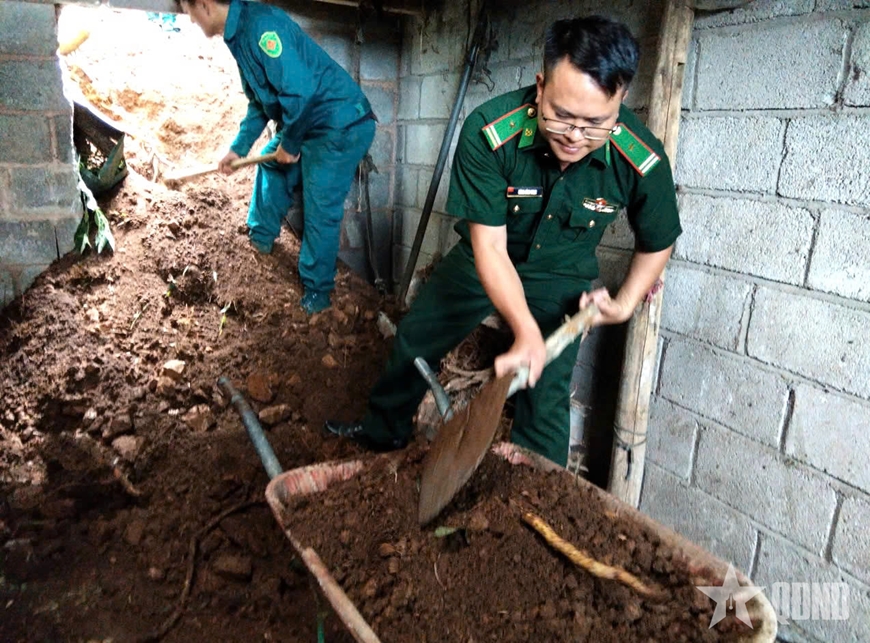 Đồn Biên phòng Cửa khẩu Săm Pun hỗ trợ người dân khắc phục hậu quả sạt lở