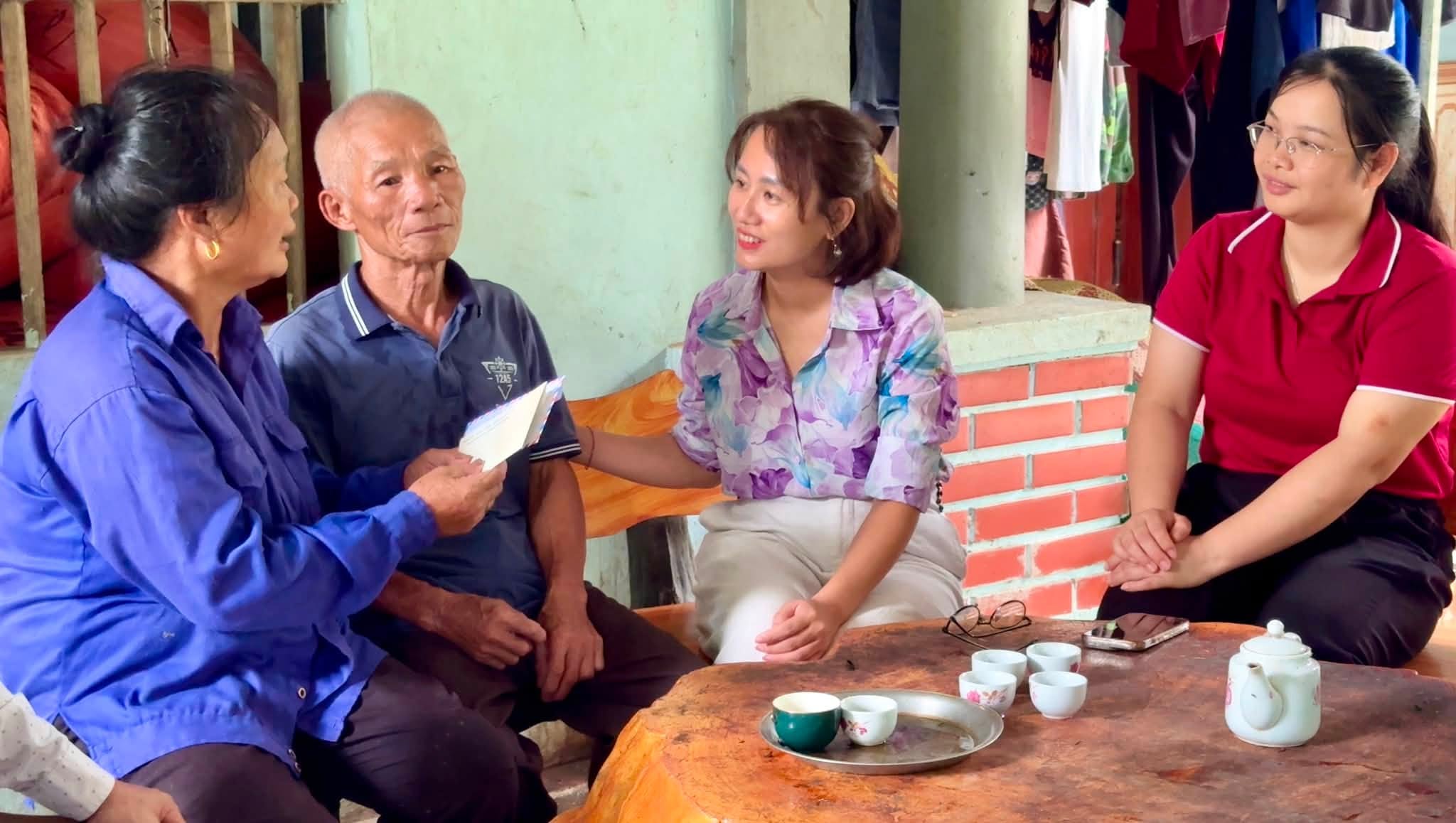  Đồng chí Hà Thị Thảo, Phó Bí thư Thường trực Đảng ủy thăm hỏi, động viên và tặng quà một số hộ gia đình chính sách, người có công trên địa bàn xã.