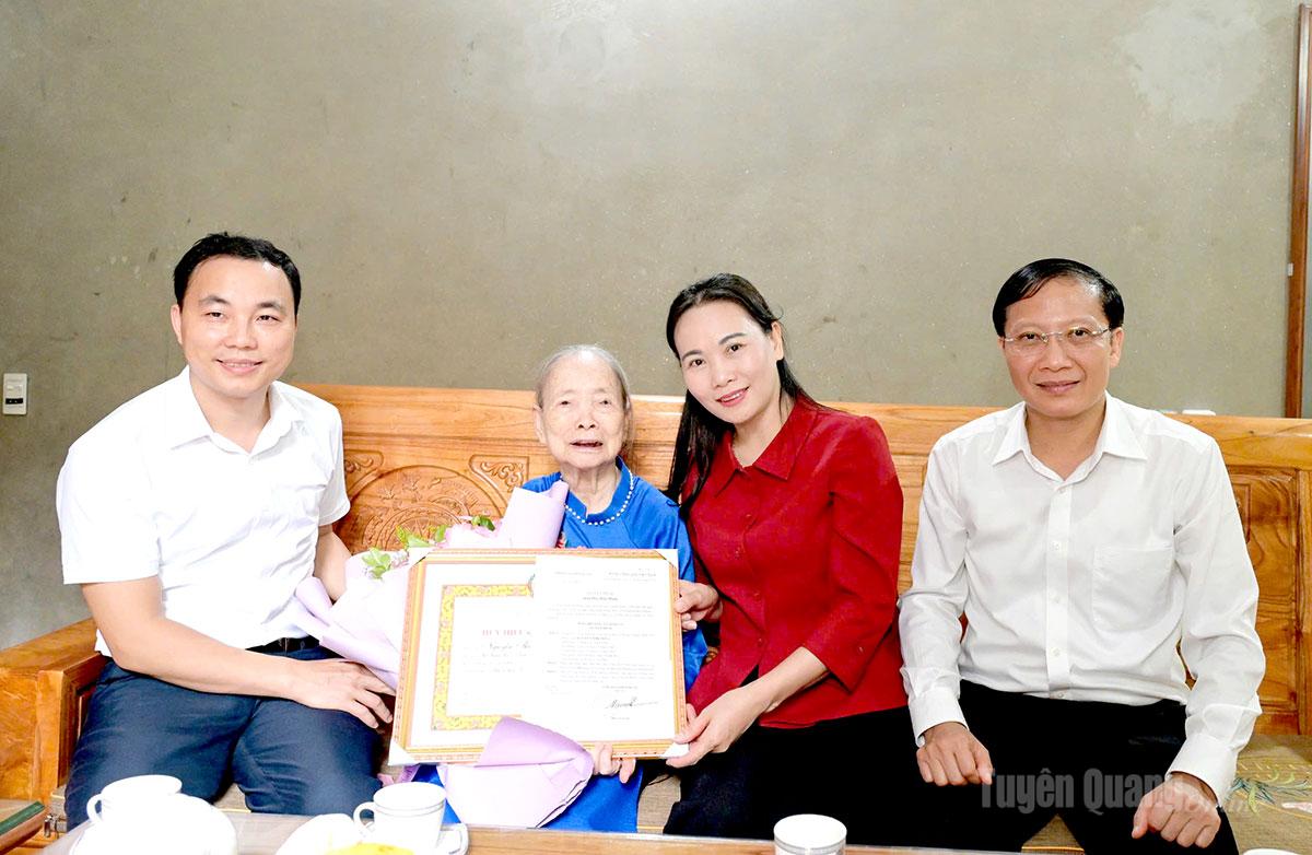 Các đồng chí lãnh đạo tỉnh trao Huy hiệu Đảng đợt 2/9 ch các đảng viên lão thành