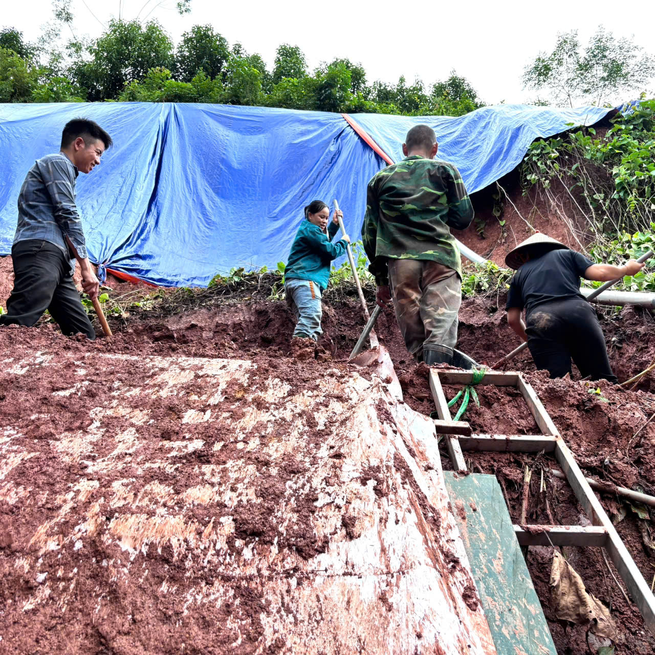 (Quang Bình - Tuyên Quang) MTTQ XÃ QUANG BÌNH: KỊP THỜI HỖ TRỢ GIA ĐÌNH BỆNH BINH KHẮC PHỤC HẬU QUẢ SẠT LỞ DO MƯA KÉO DÀI