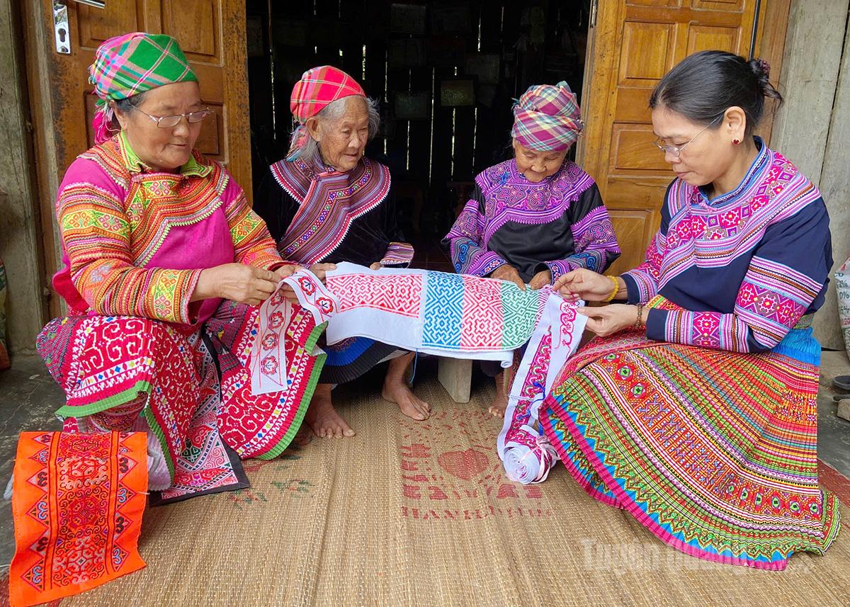 Người Mông ở Bắc Triển giữ gìn nghề thêu truyền thống