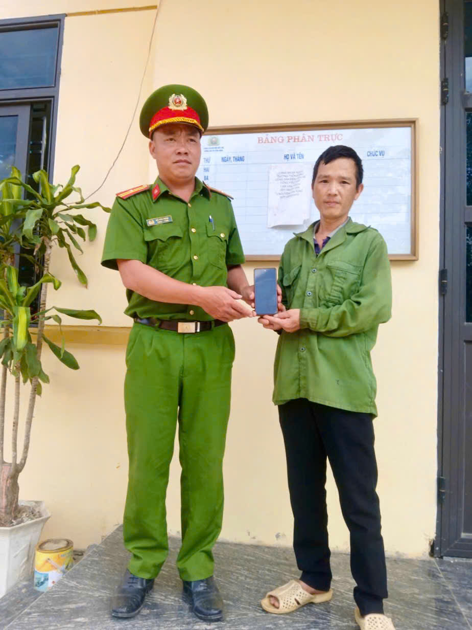 CÔNG AN XÃ NGỌC ĐƯỜNG HỖ TRỢ BÀN GIAO TÀI SẢN BỊ ĐÁNH RƠI CHO NGƯỜI DÂN
