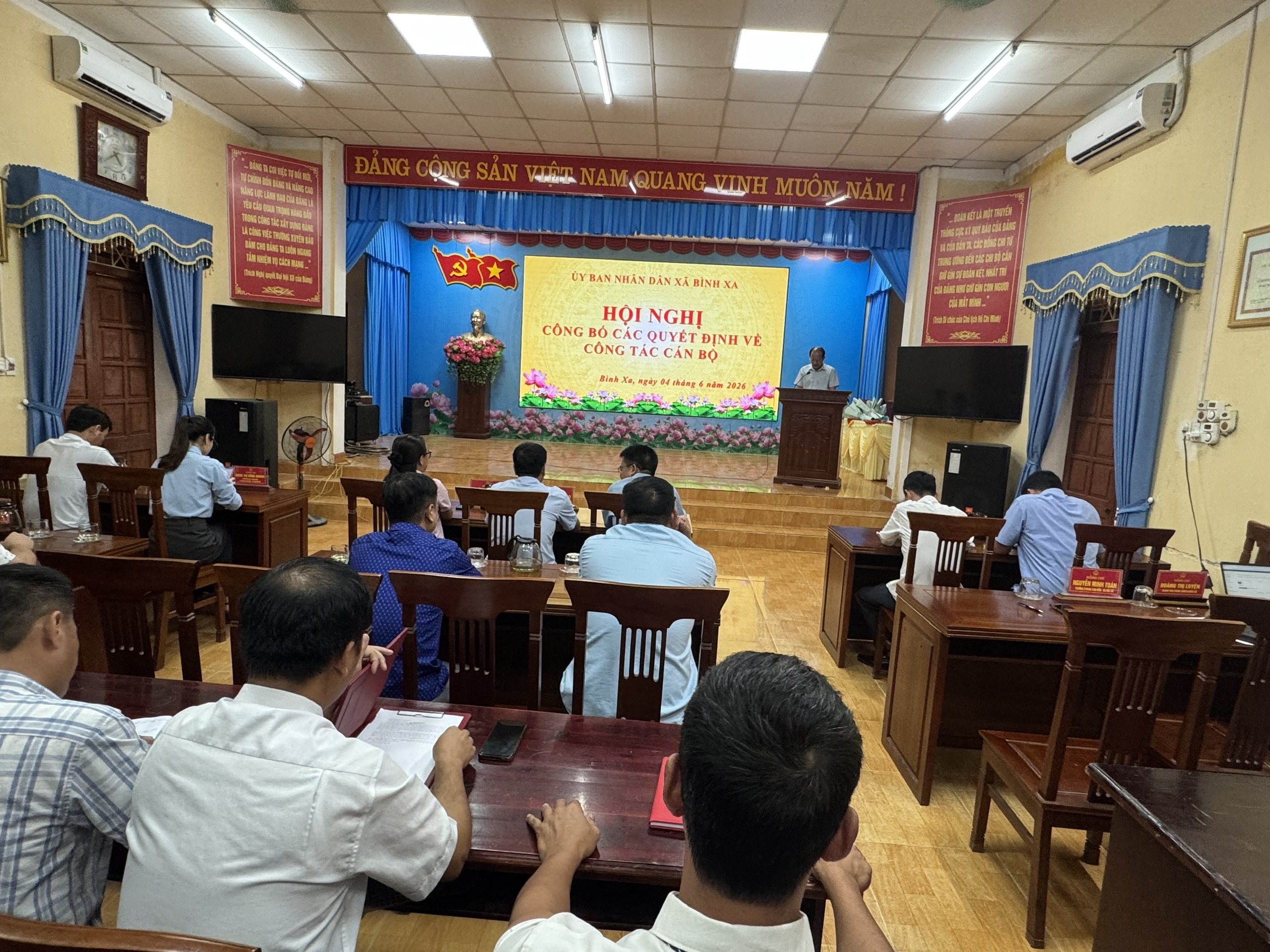 		HỘI NGHỊ CÔNG BỐ CÁC QUYẾT ĐỊNH VỀ CÔNG TÁC CÁN BỘ