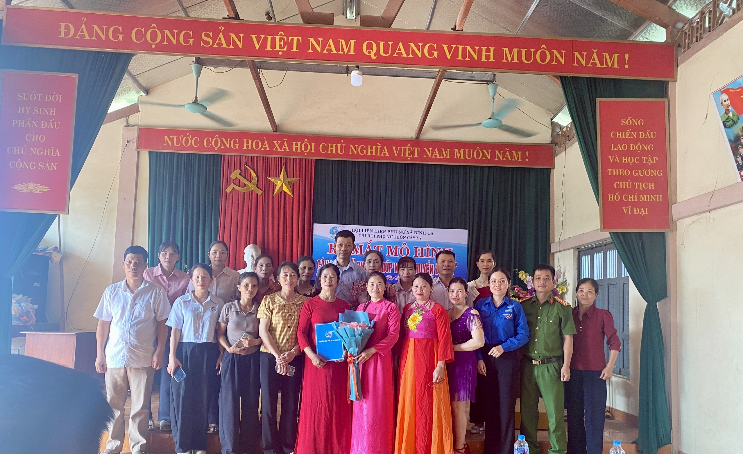 Ra mắt mô hình Câu lạc bộ "Phụ nữ giúp nhau chuyển đổi số" tại Chi hội Phụ nữ thôn Cây Xy