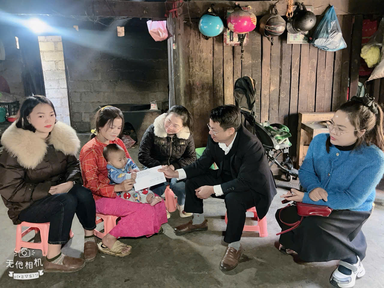 Hỗ trợ đột xuất 10 triệu đồng cho cháu Giàng Mí Nam tại xã Đồng Văn, tỉnh Tuyên Quang