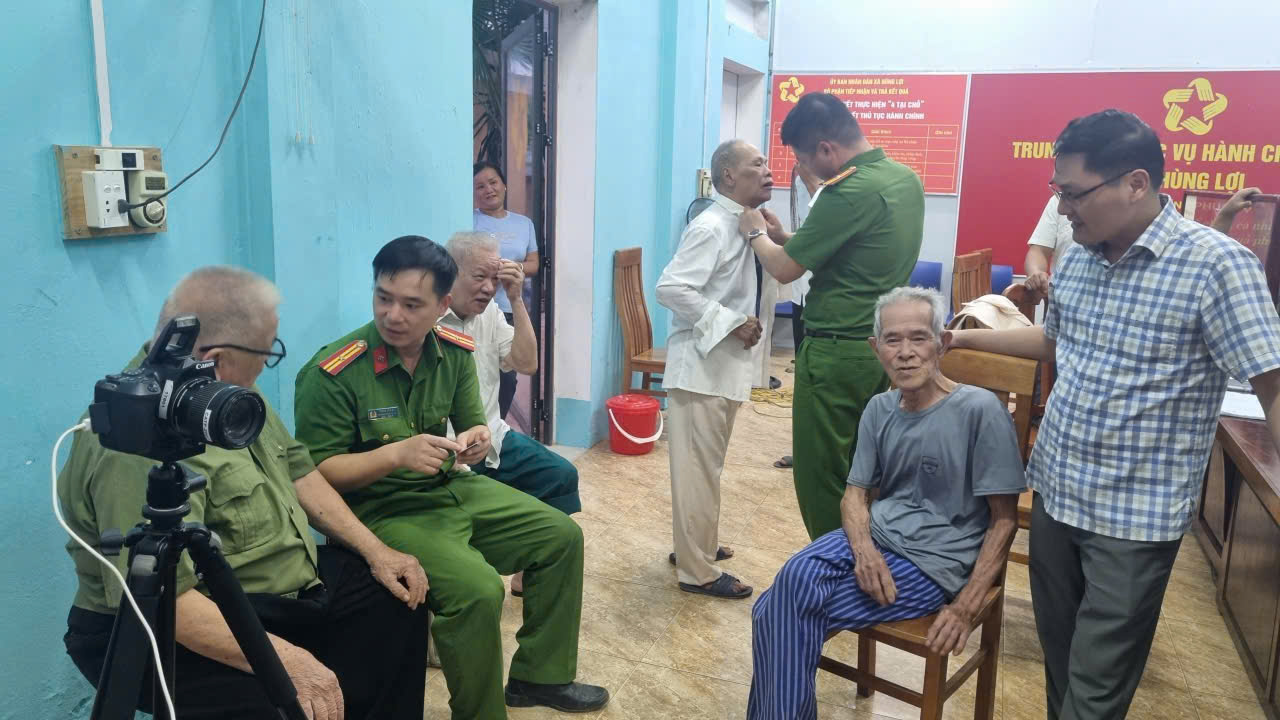 CÔNG AN XÃ HÙNG LỢI TÍCH CỰC THỰC HIỆN THU THẬP THÔNG TIN ĐỔI THẺ ĐẢNG VIÊN
