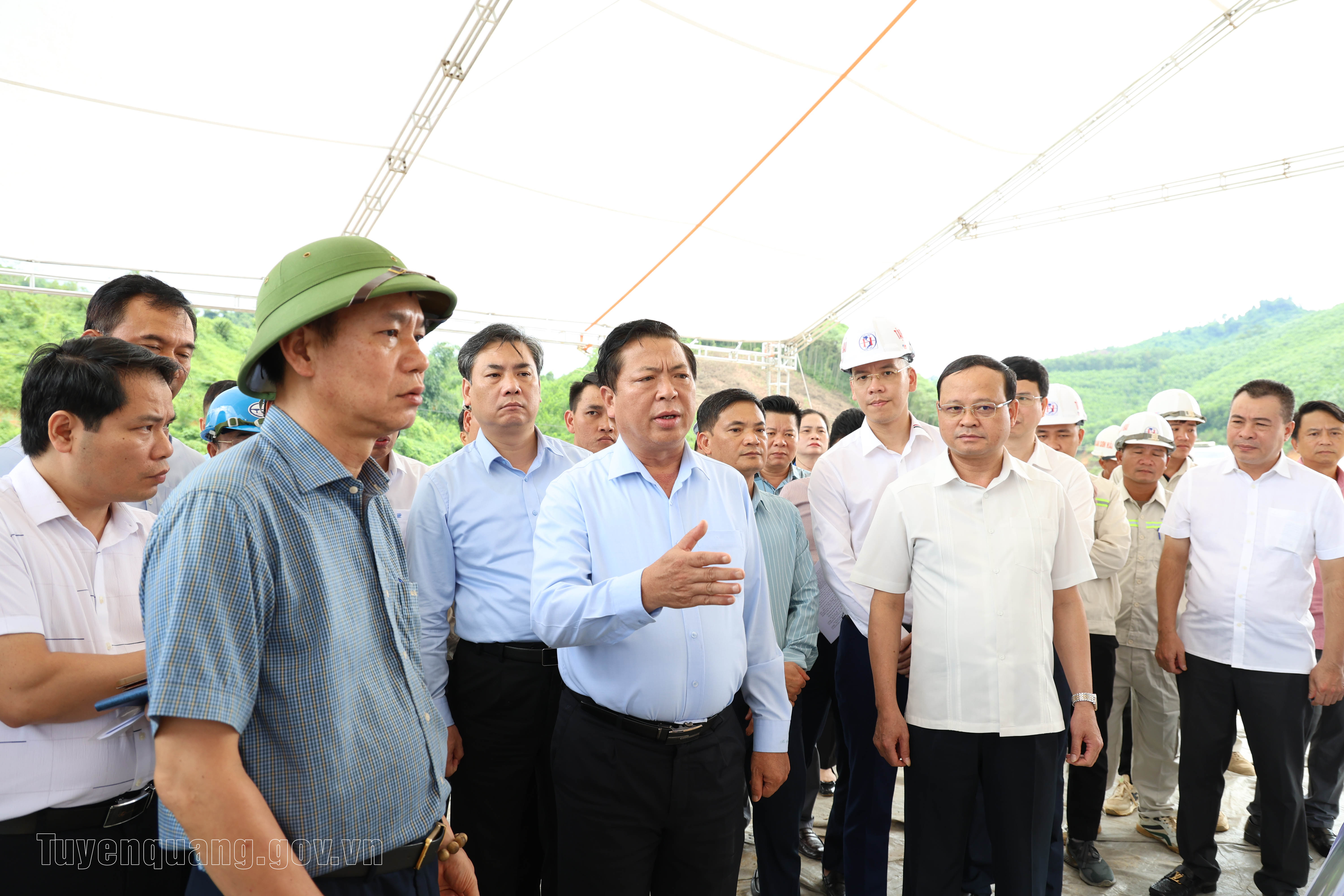 Bộ trưởng Bộ Xây dựng Trần Hồng Minh kiểm tra tình hình thực hiện Dự án xây dựng đường Hồ Chí Minh đoạn Chợ Chu - Ngã ba Trung Sơn.