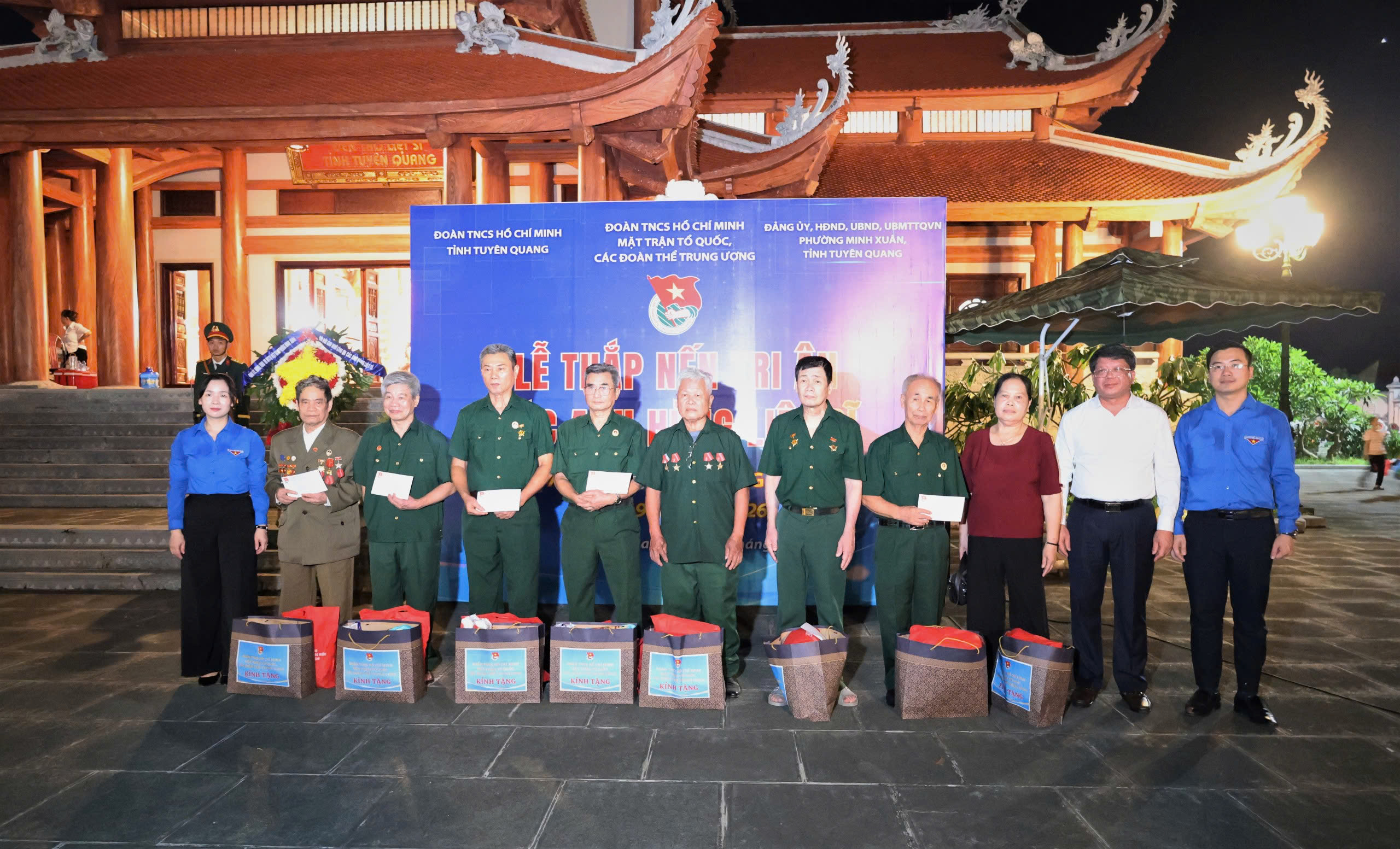 Lễ thắp nến tri ân các Anh hùng liệt sĩ 