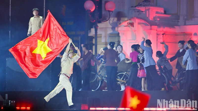 In Pictures: PM attends special art programme celebrating August Revolution