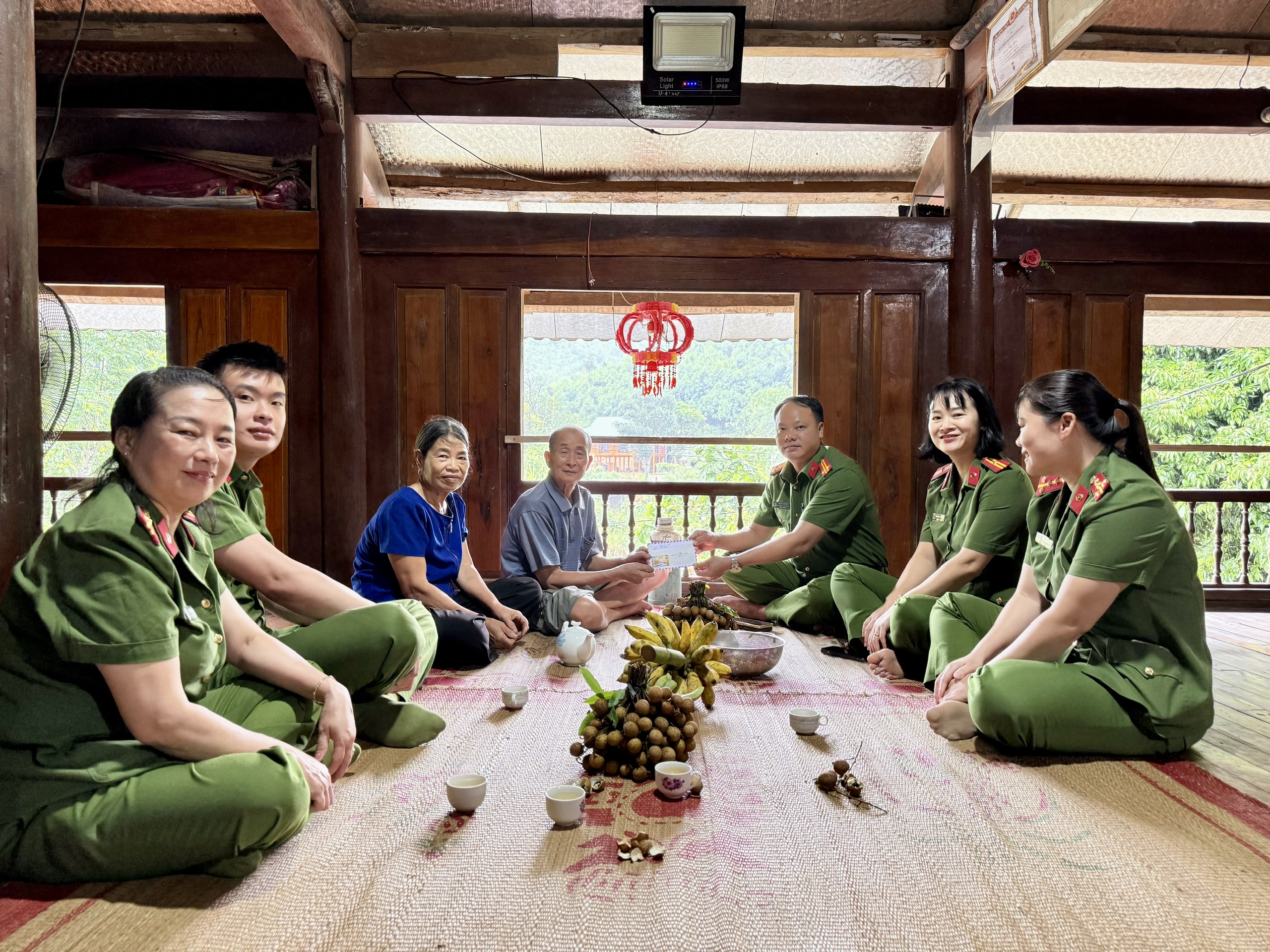 CÔNG AN XÃ YÊN THÀNH: THĂM HỎI, TẶNG QUÀ GIA ĐÌNH CHÍNH SÁCH, NGƯỜI CÓ CÔNG NHÂN NGÀY 27/7